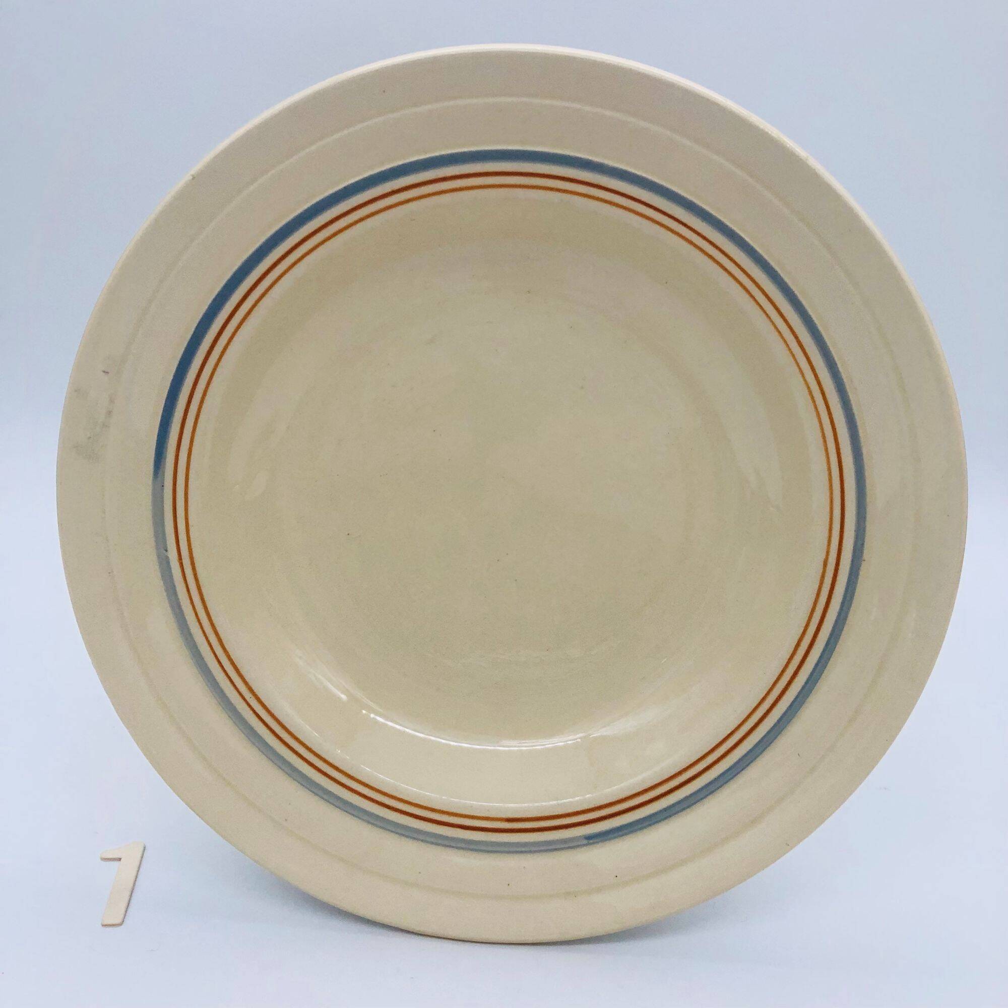 6 assiettes creuses avec de fin décor de liserés bleu et brun.