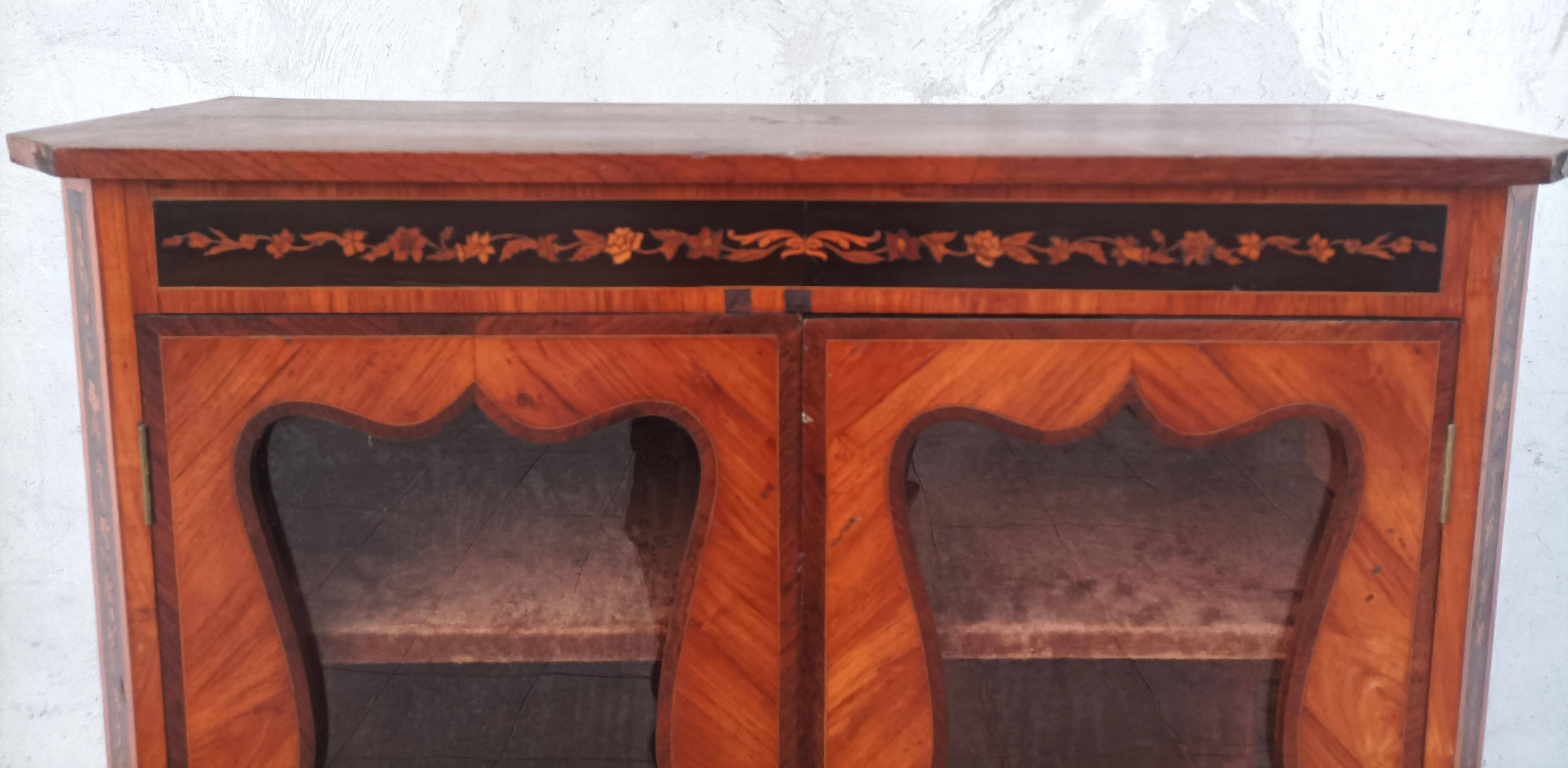 Louis XVI display cabinet in rosewood and amaranth veneer.