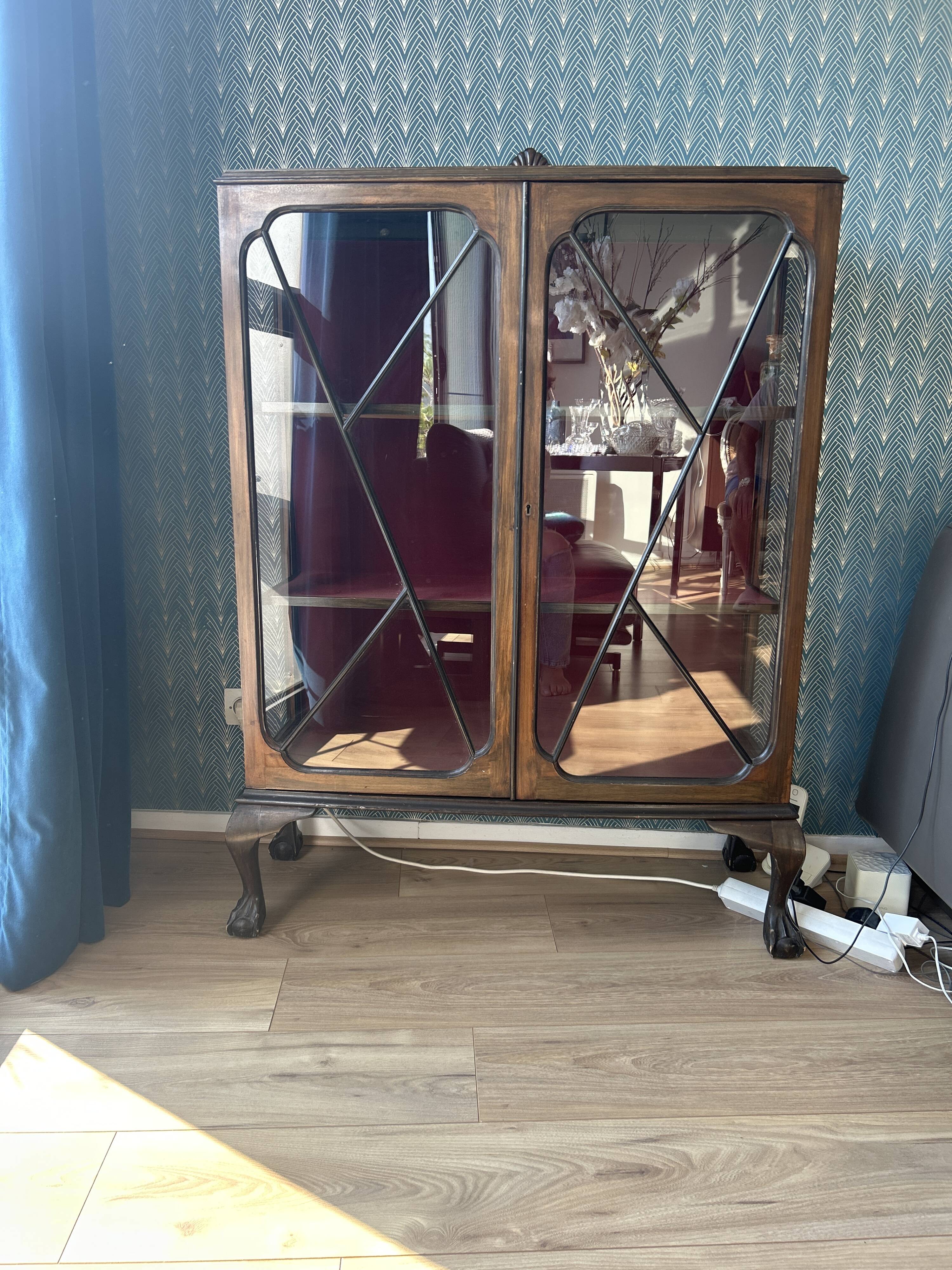English style display case 1900