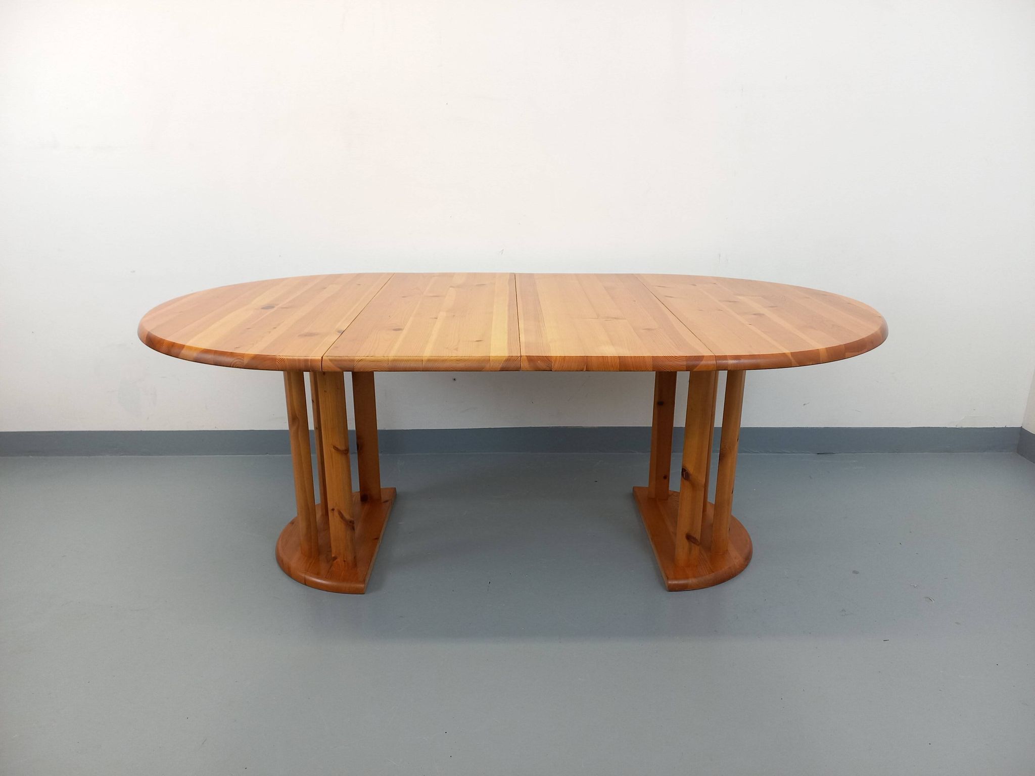 Table à manger ronde scandinave vintage style Rainer Daumiller en pin