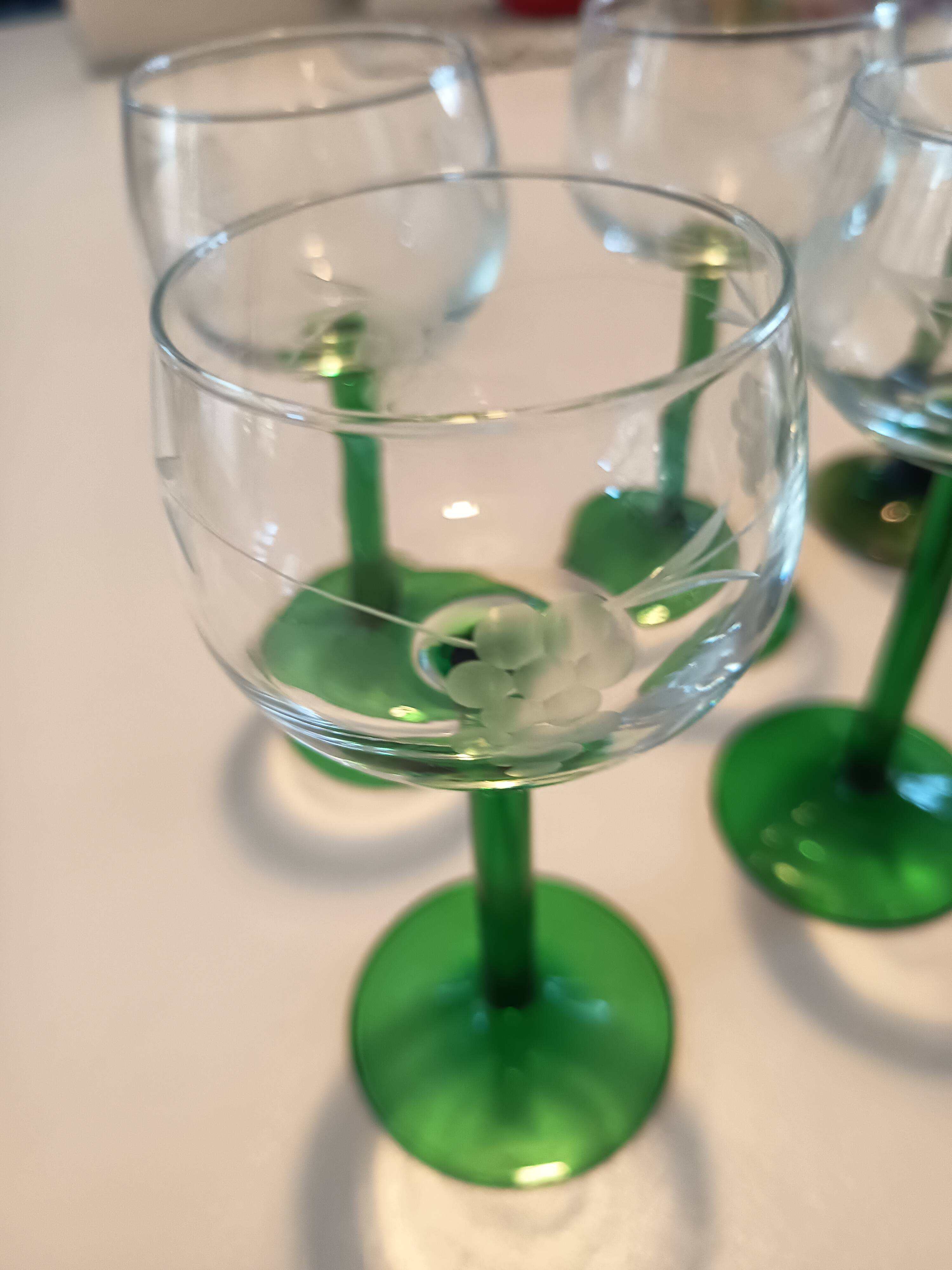 Set of 10 emerald glasses for Alsace wine.