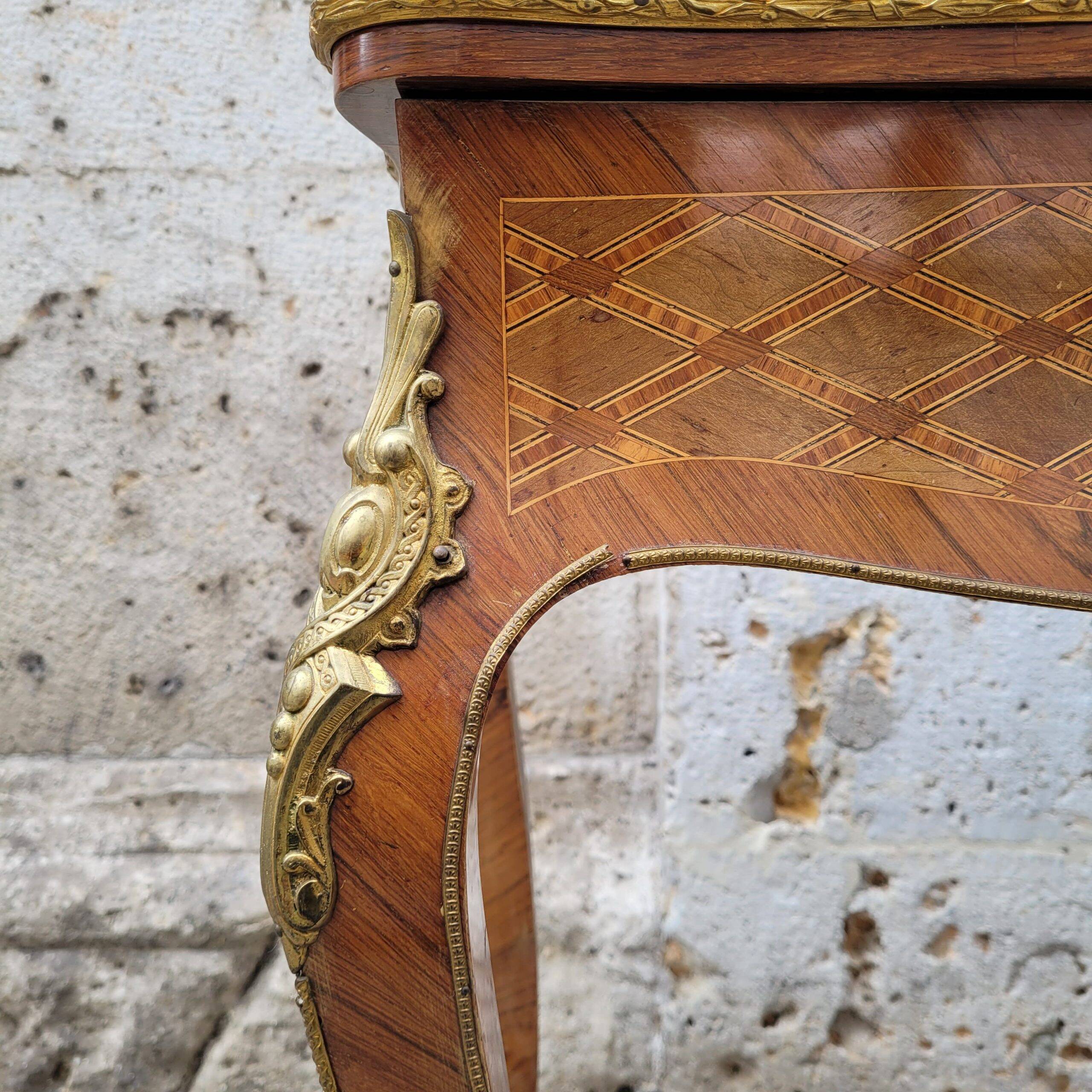 Coiffeuse, coiffeuse en marqueterie de bois et ormolou, Napoléon III, France XIXe siècle
