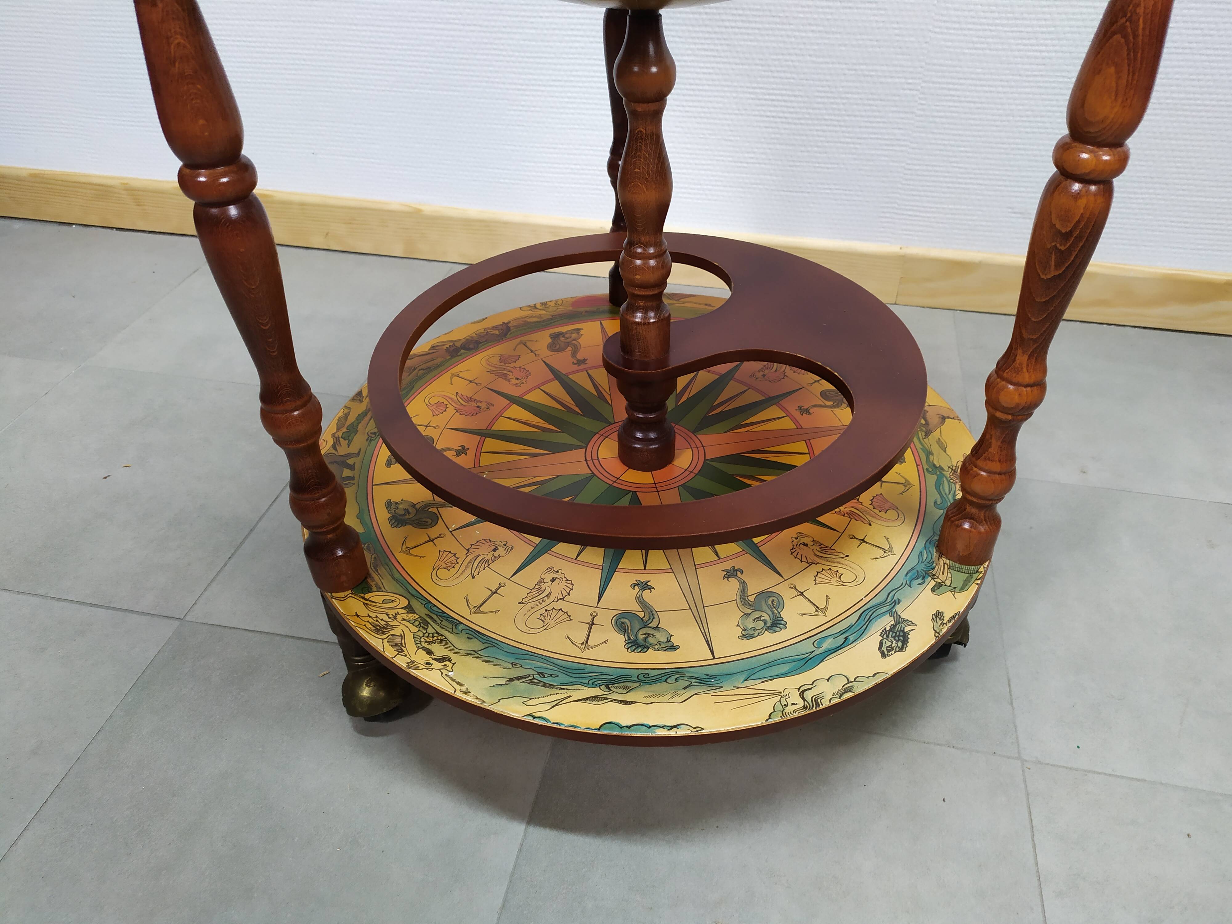 Meuble bar globe en bois sur roulette
