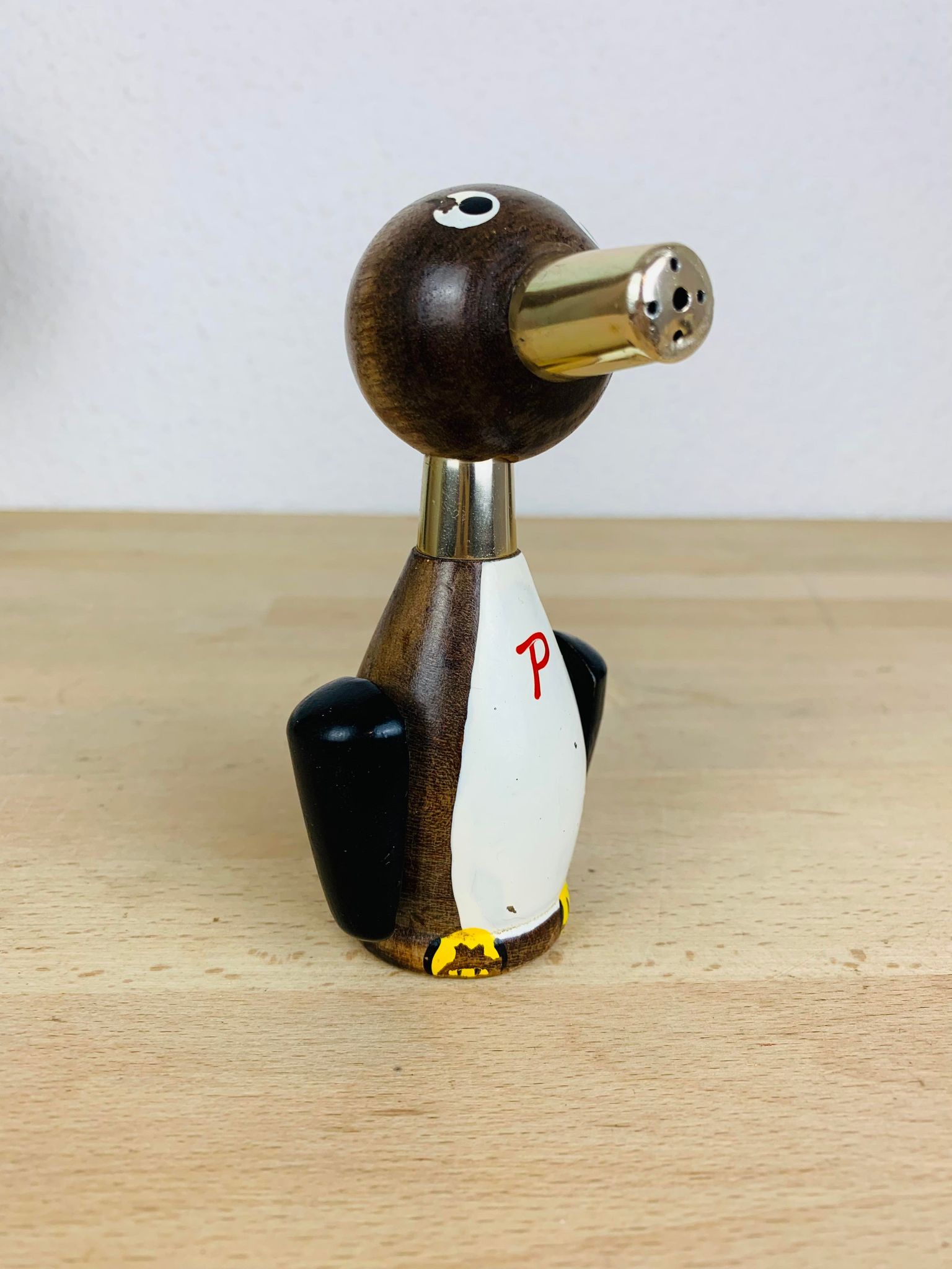 Salt and pepper spray Scandinavian penguin