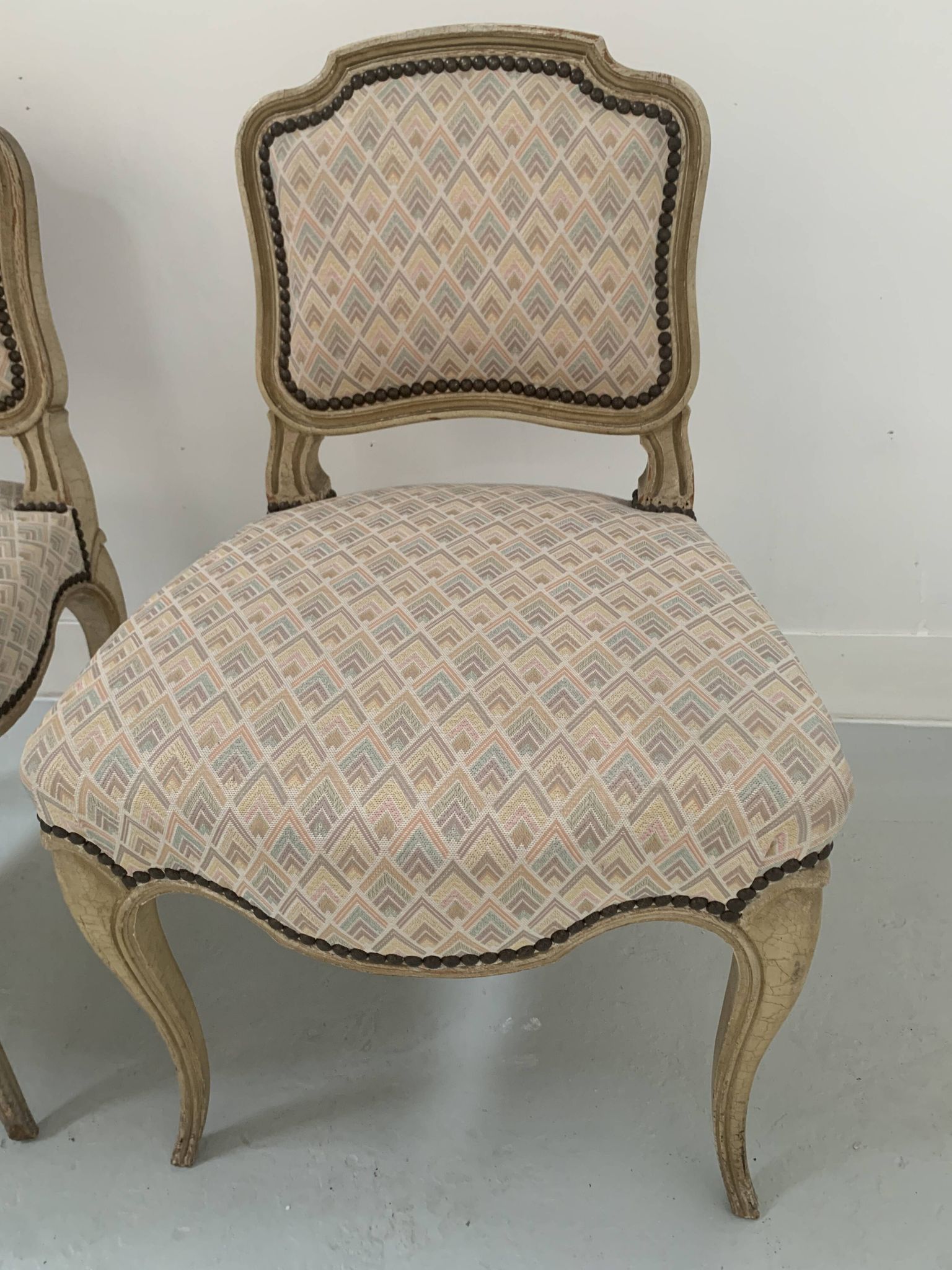 Paire de chauffeuses de style Louis XV, XXème siècle