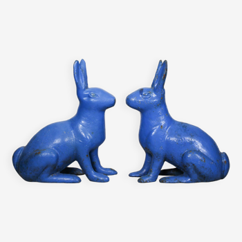 Paire de butées de porte de lapin en fonte peintes en fonte peintes en bleu sculpturale