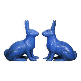 Paire de butées de porte de lapin en fonte peintes en fonte peintes en bleu sculpturale