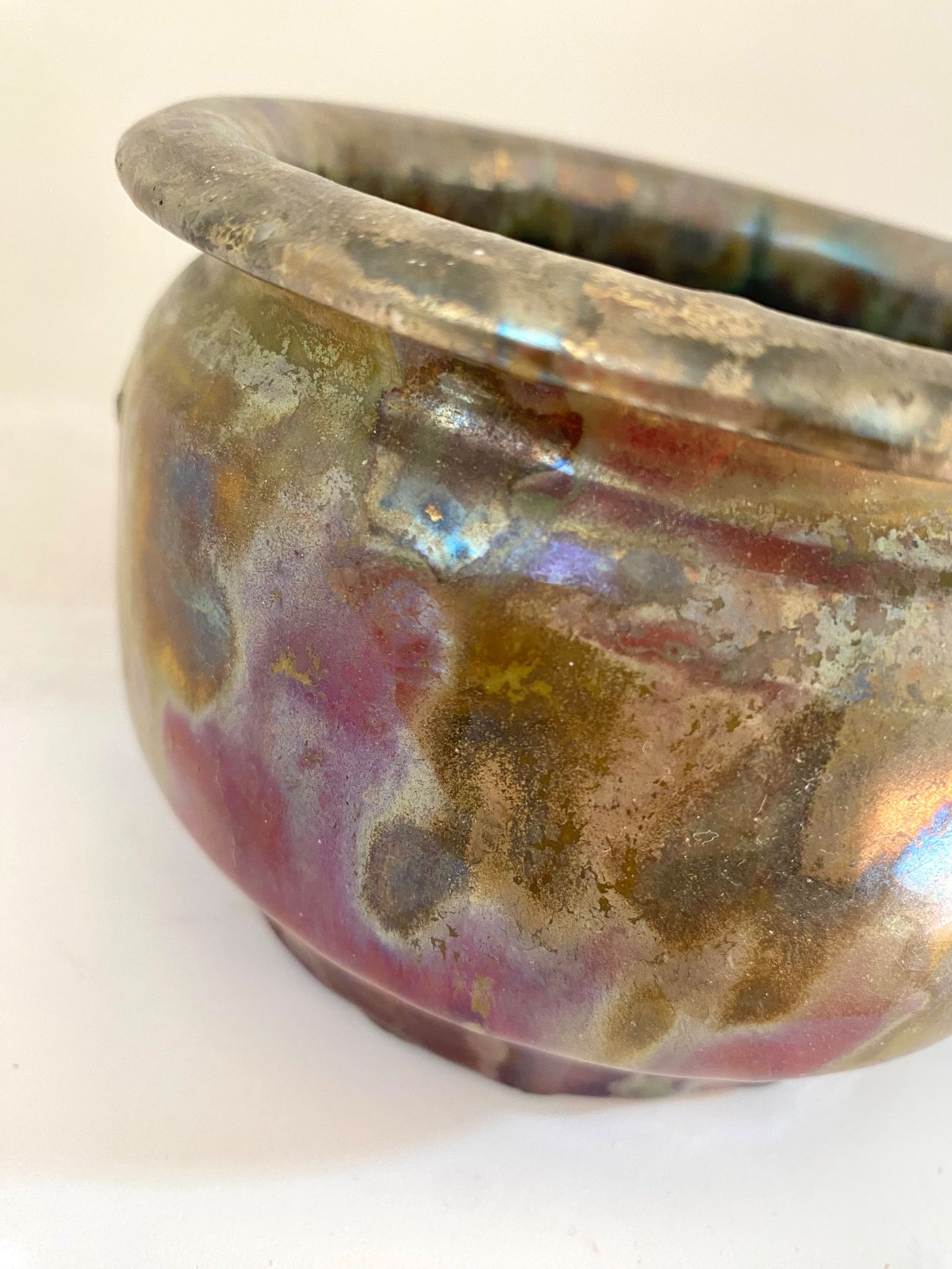 Iridescent ceramic pot