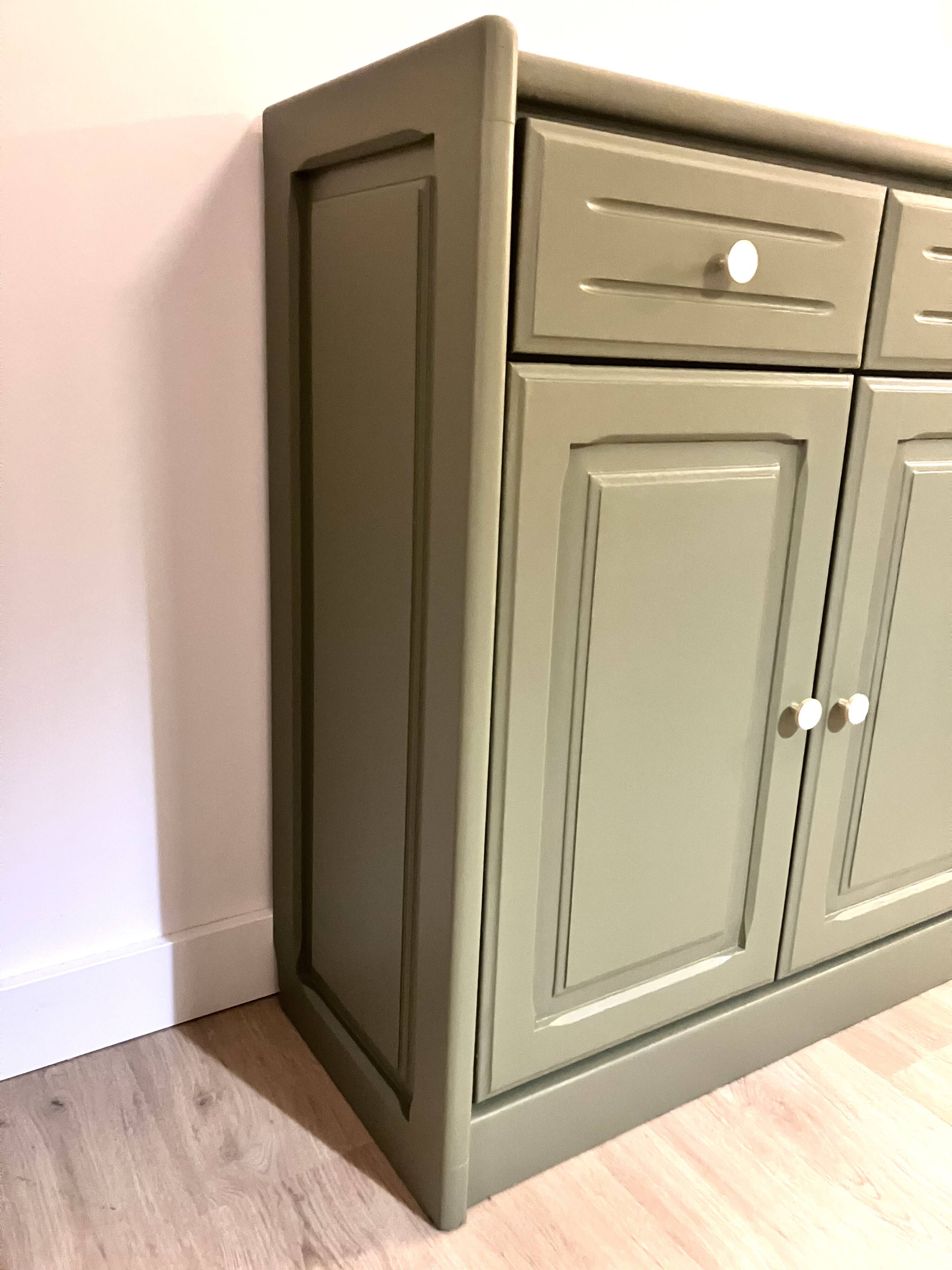 Wooden chest of drawers