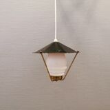 Lampe suspendue danoise des années 50-60 en laiton, métal et avec abat-jour en verre blanc laiteux.