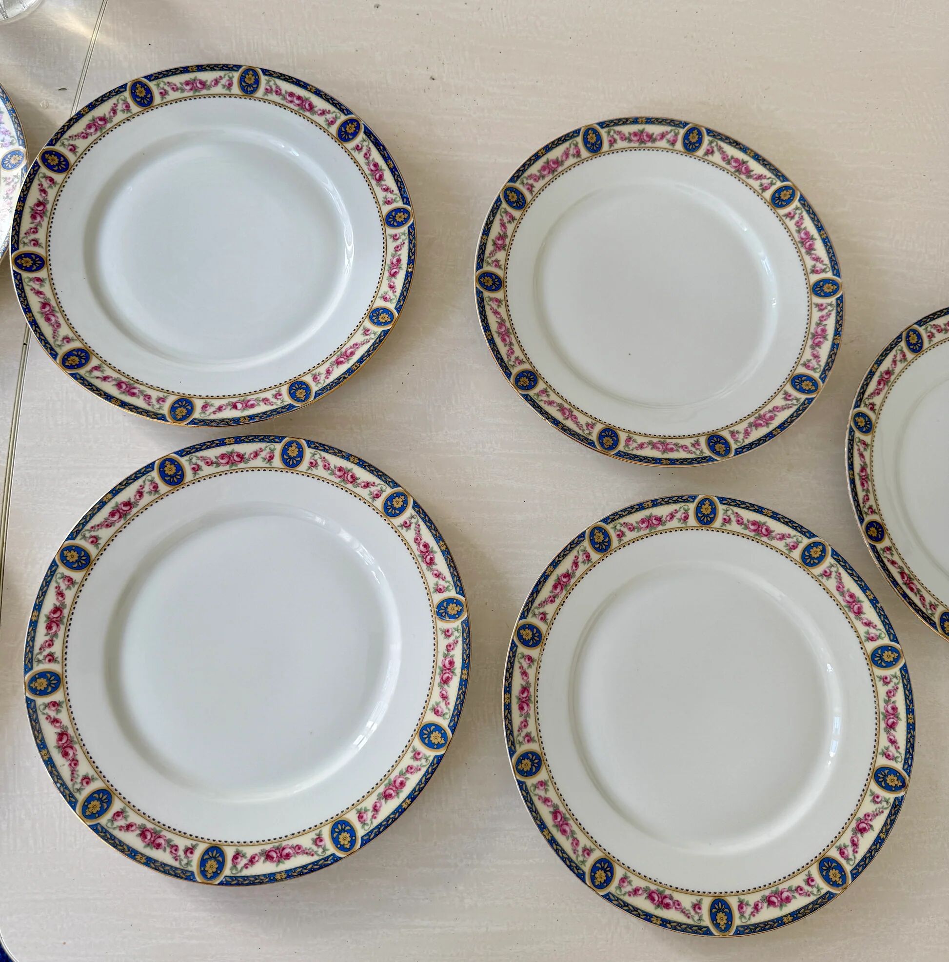 Set of 7 flat plates in Limoges porcelain