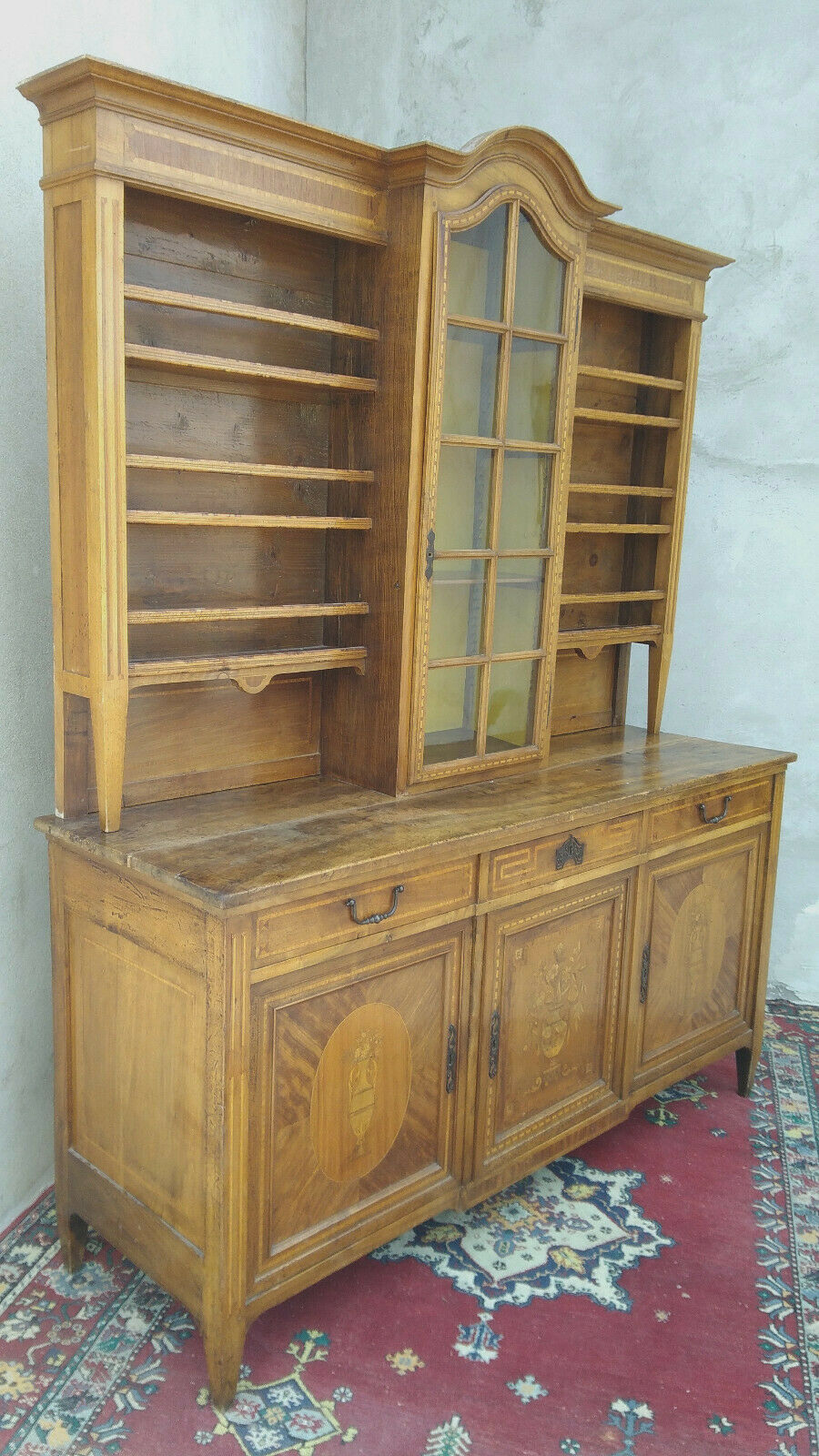Vaisselier époque Louis XVI en acajou marqueté