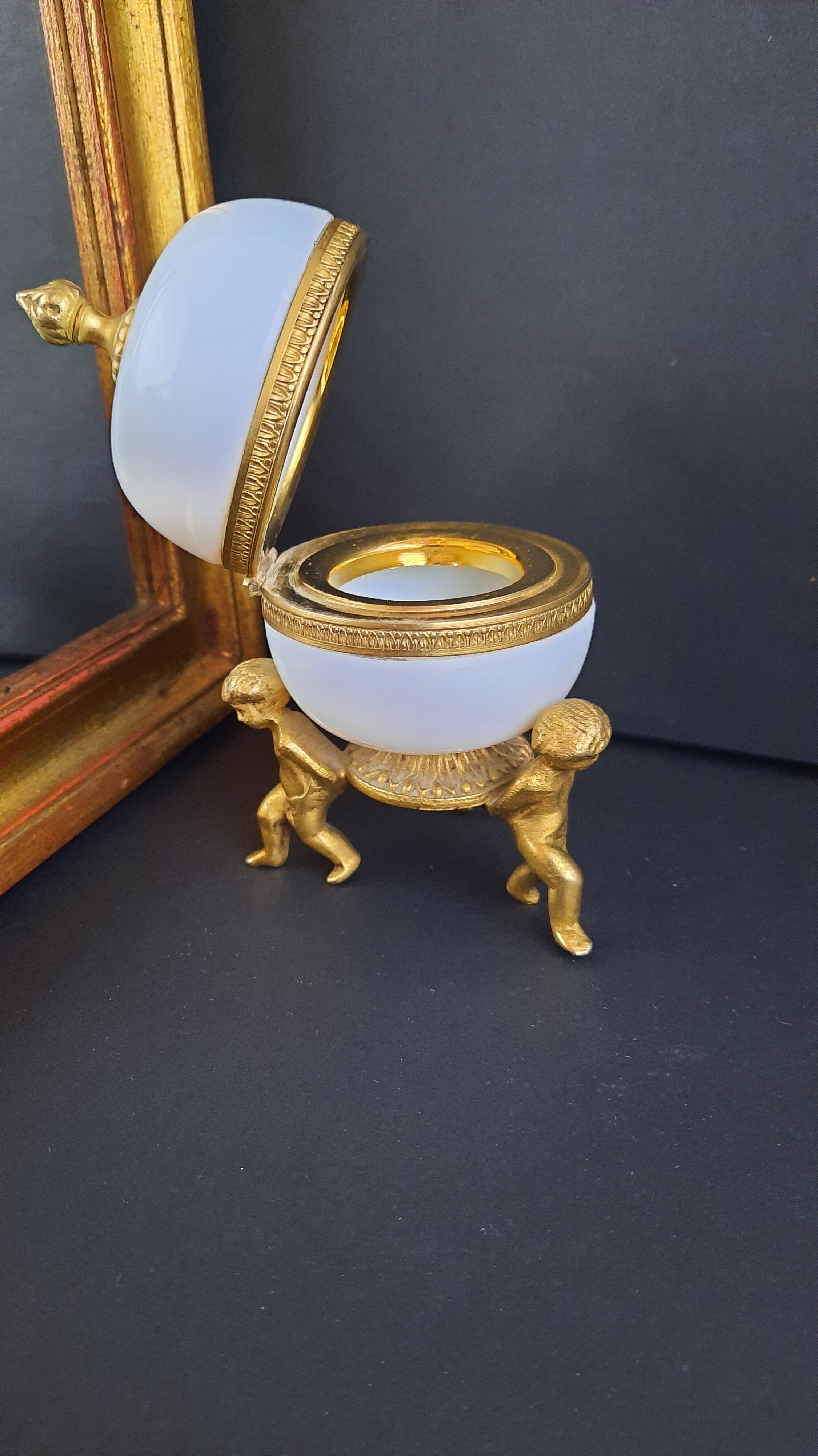 Egg box opaline on footouche