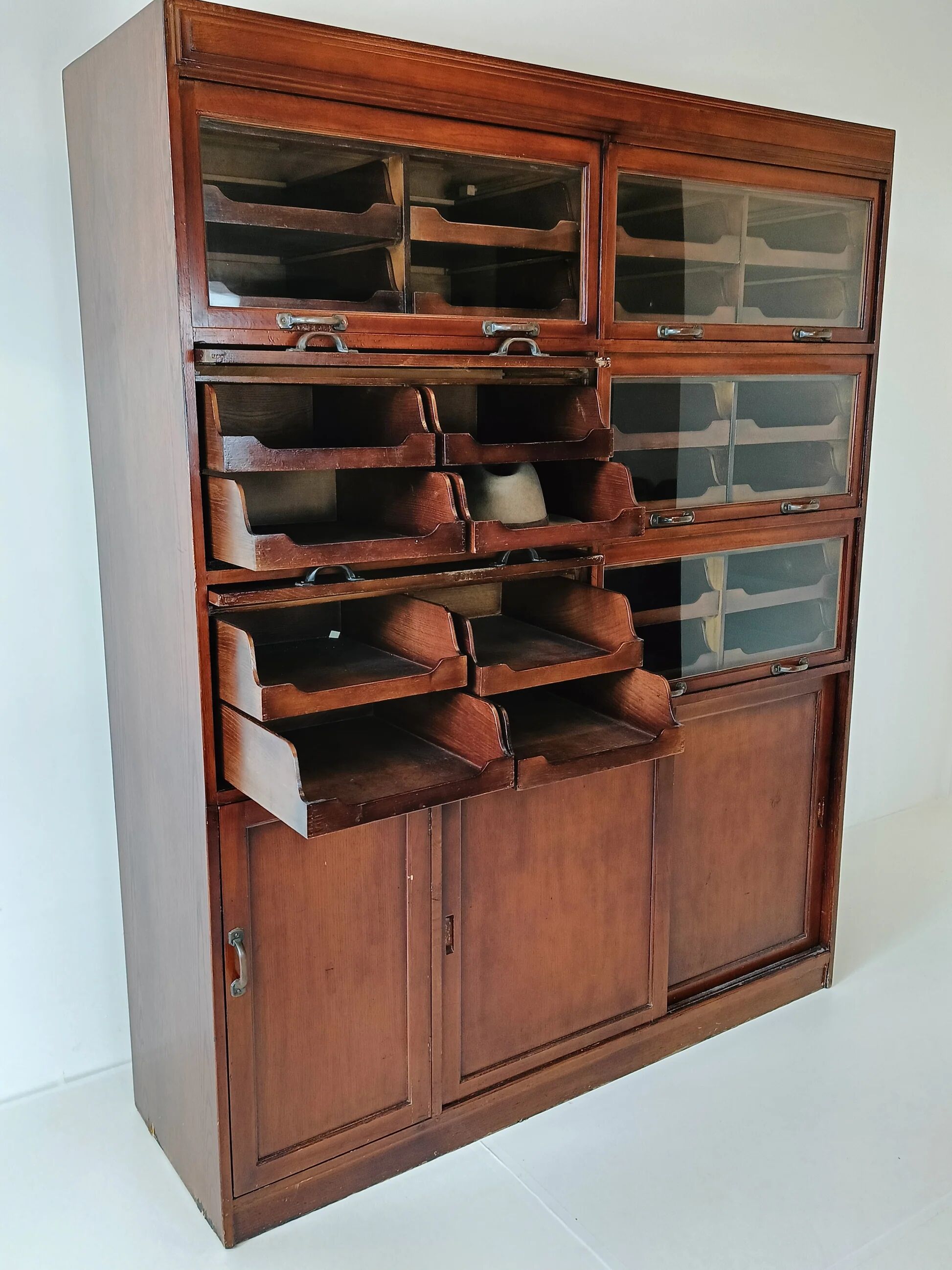 English display mahogany cabinet around 1910