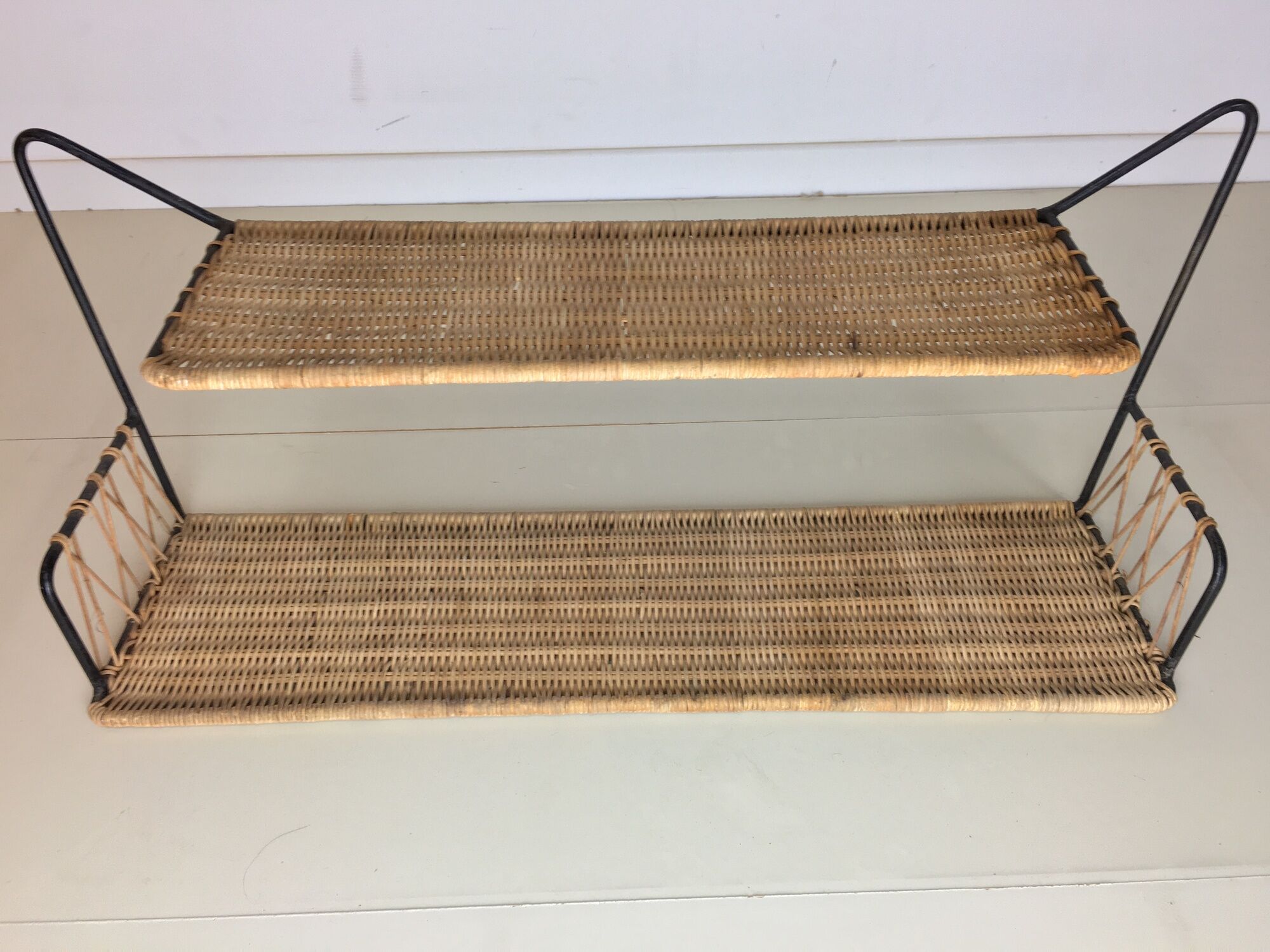 Suite of 2 50s shelves made of metal and rattan