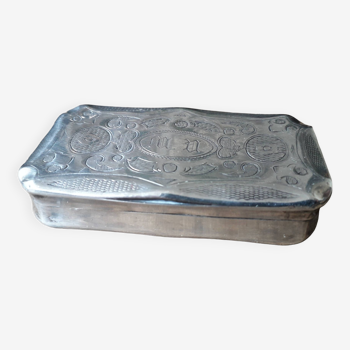 Napoleon III style snuffbox in finely decorated silver