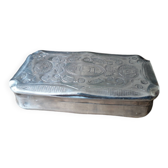 Napoleon III style snuffbox in finely decorated silver