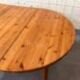 Table à manger ronde extensible en pin par Furusnickarn AB