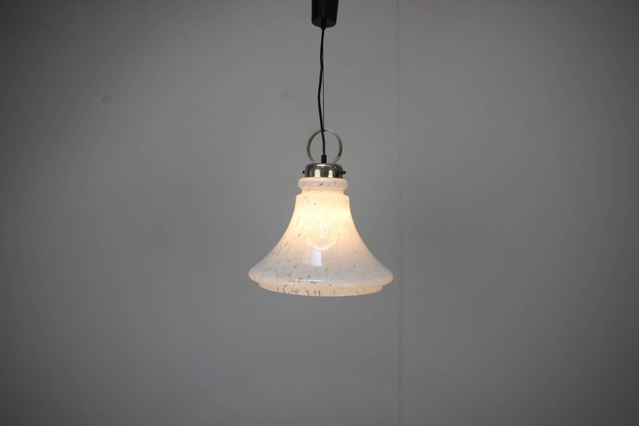 Lampe suspendue en verre en forme de cloche réglable des années 1970 en Tchécoslovaquie.