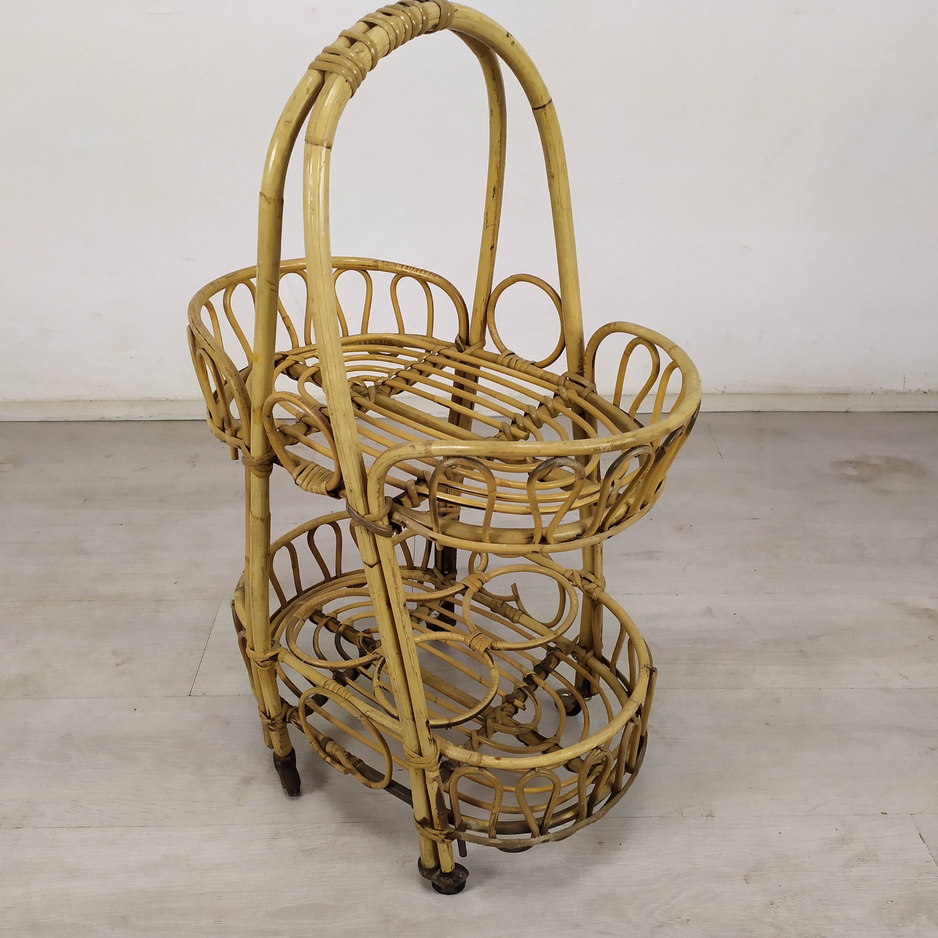 Rattan bar service