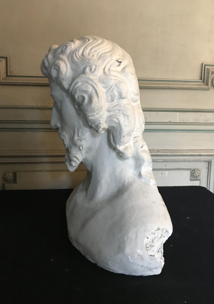 Sculpture in plaster head of Holy