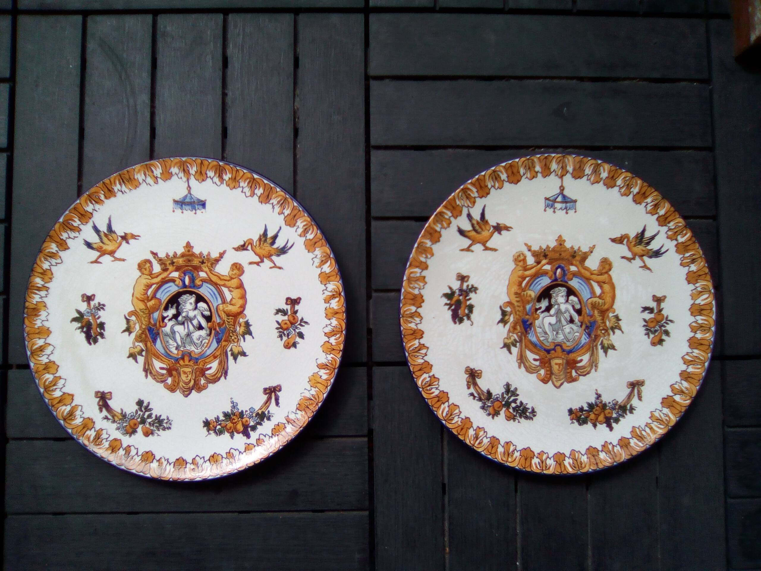 2 identical decorative plates in Gien earthenware, Renaissance decor