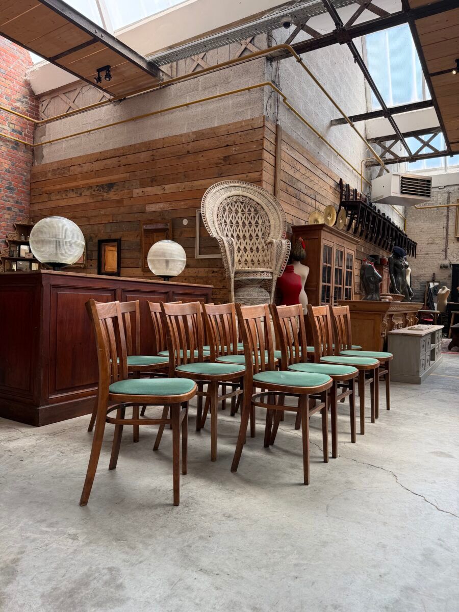 Suite de 14 chaises de bistrot