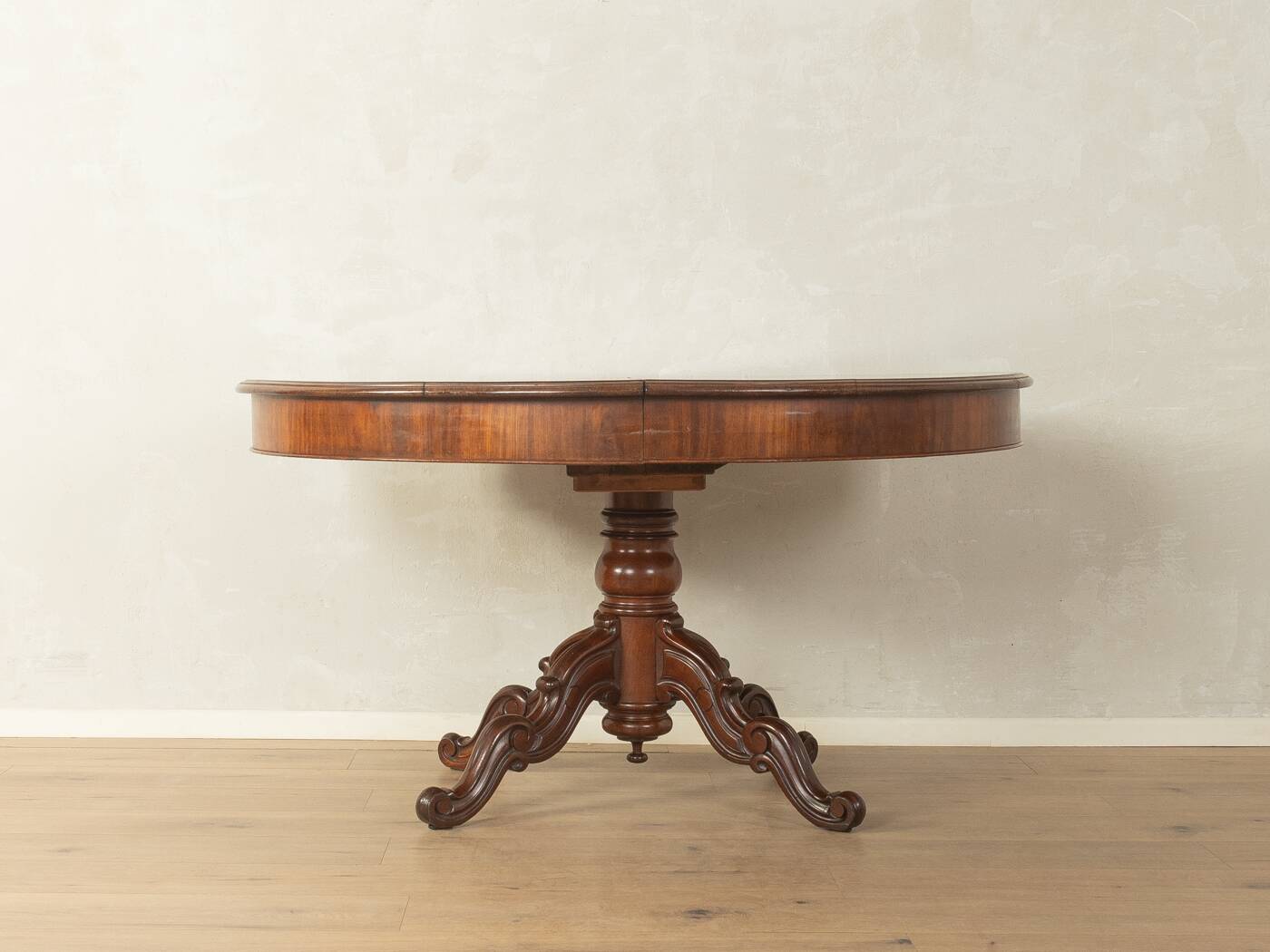 Antique extendable table before 1900