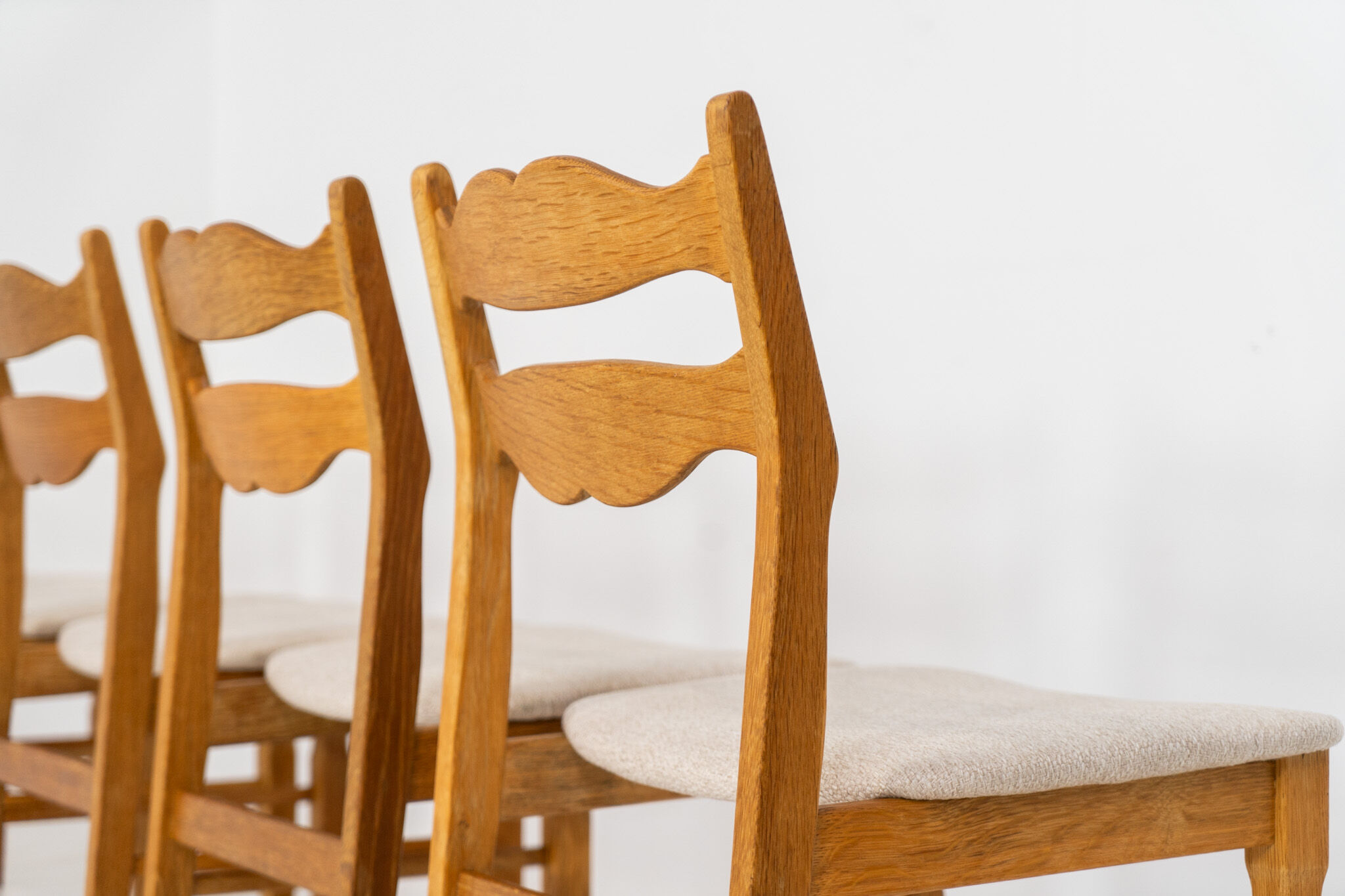 Ensemble de 6 chaises brutalistes en chêne par Henning Kjaernulf