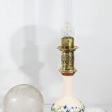 Paire de lampes à pétrole en porcelaine électrifiées, fin XIXème