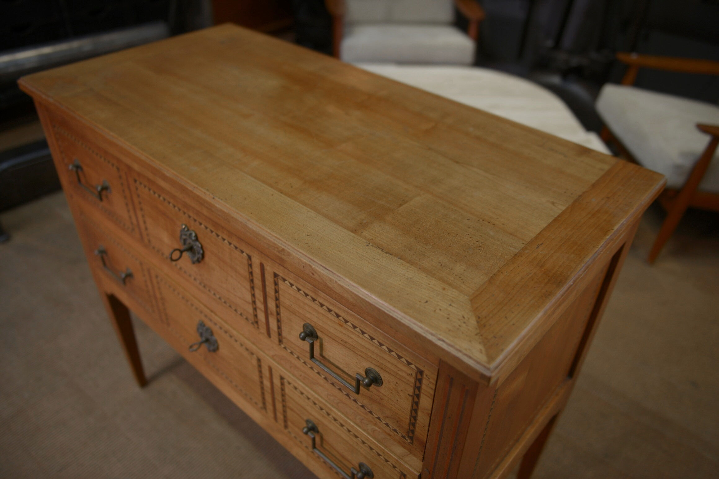 Commode de style Louis XVl en merisier 2 tiroirs estampillée Lechevalier. P.