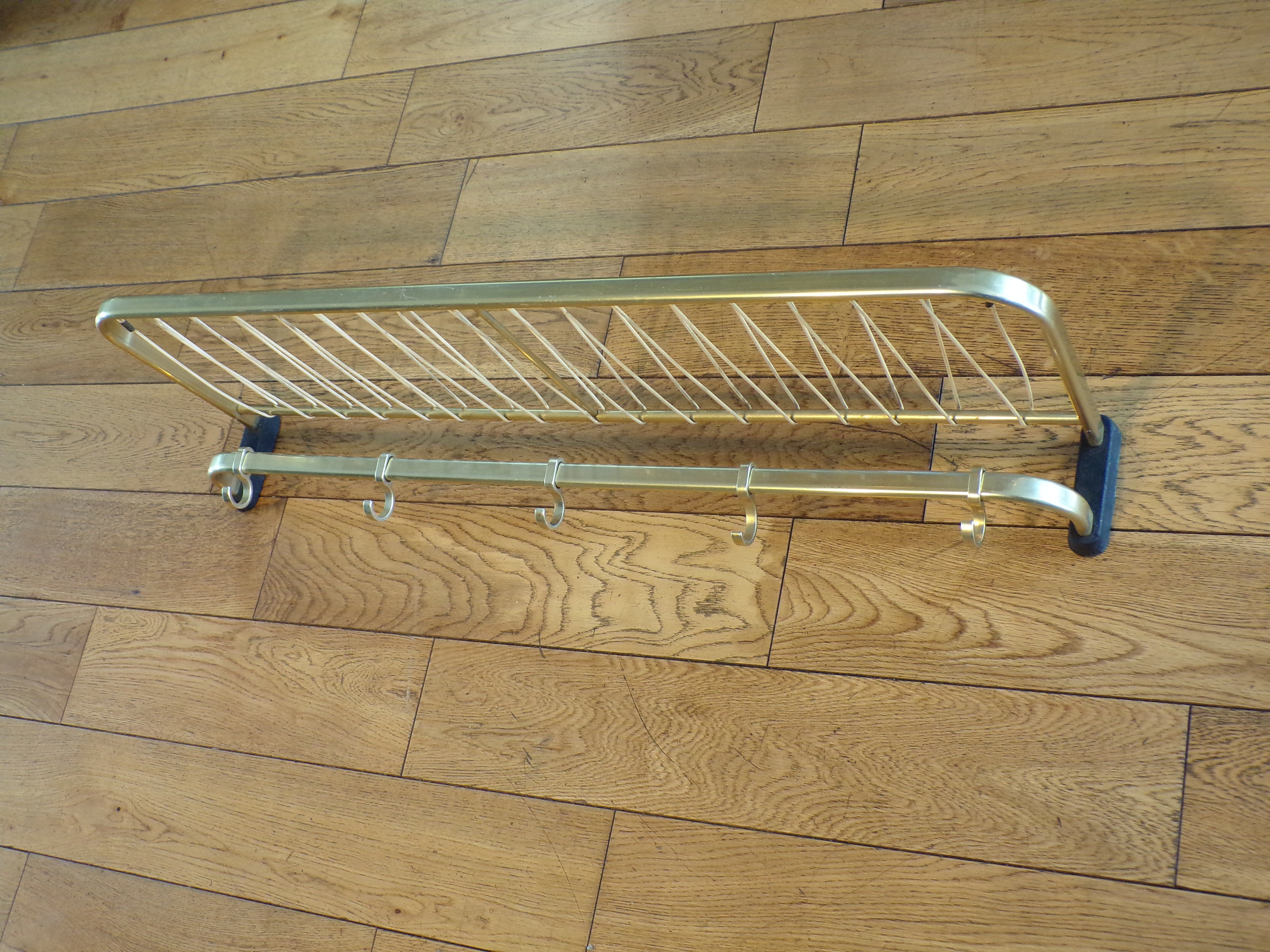 Coat rack like train luggage rack