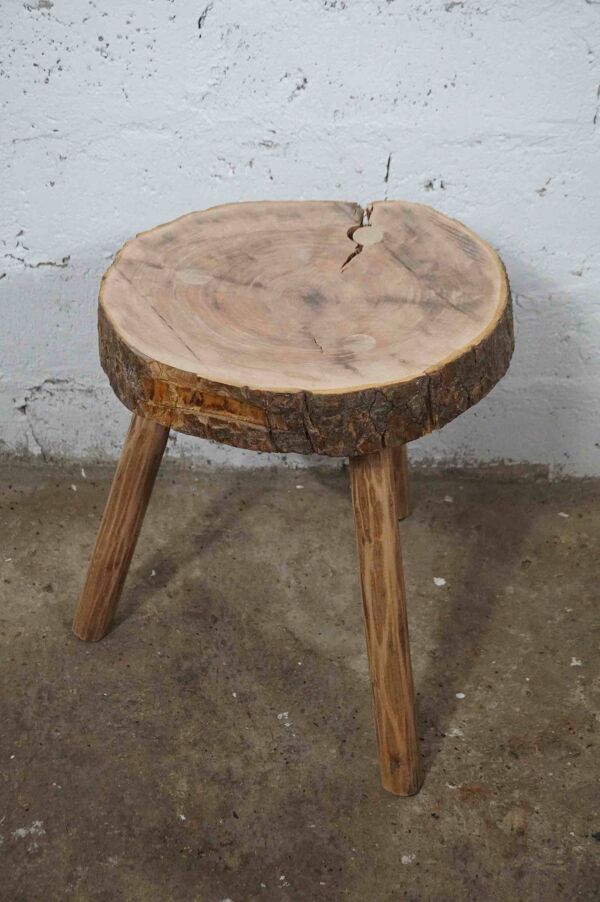 Tabouret, table d'appoint tripode brutaliste en bois brut