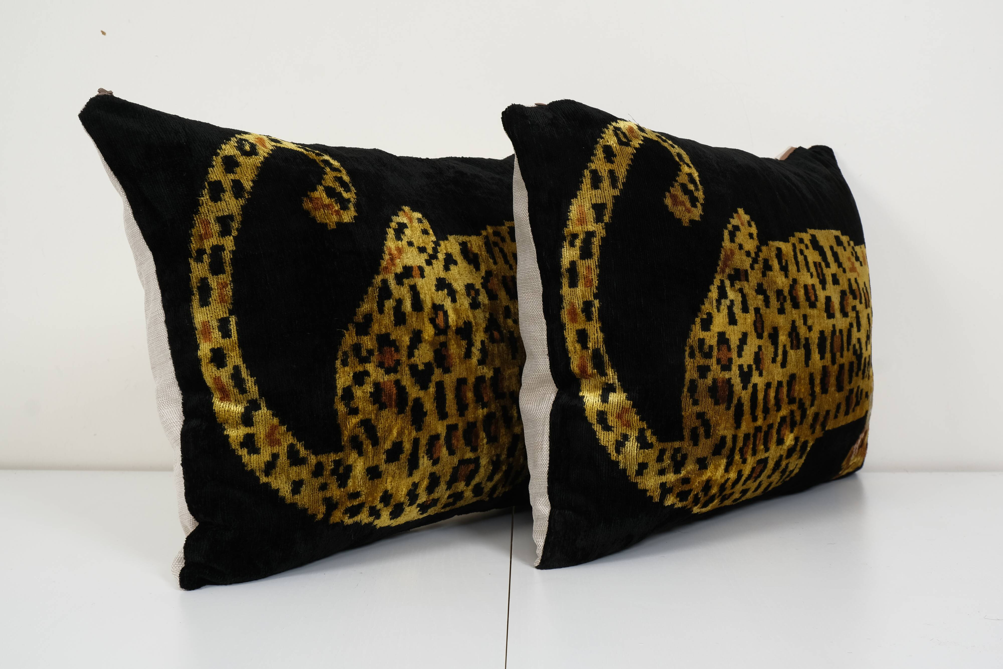 Set Ikat Leopard Velvet Pillow