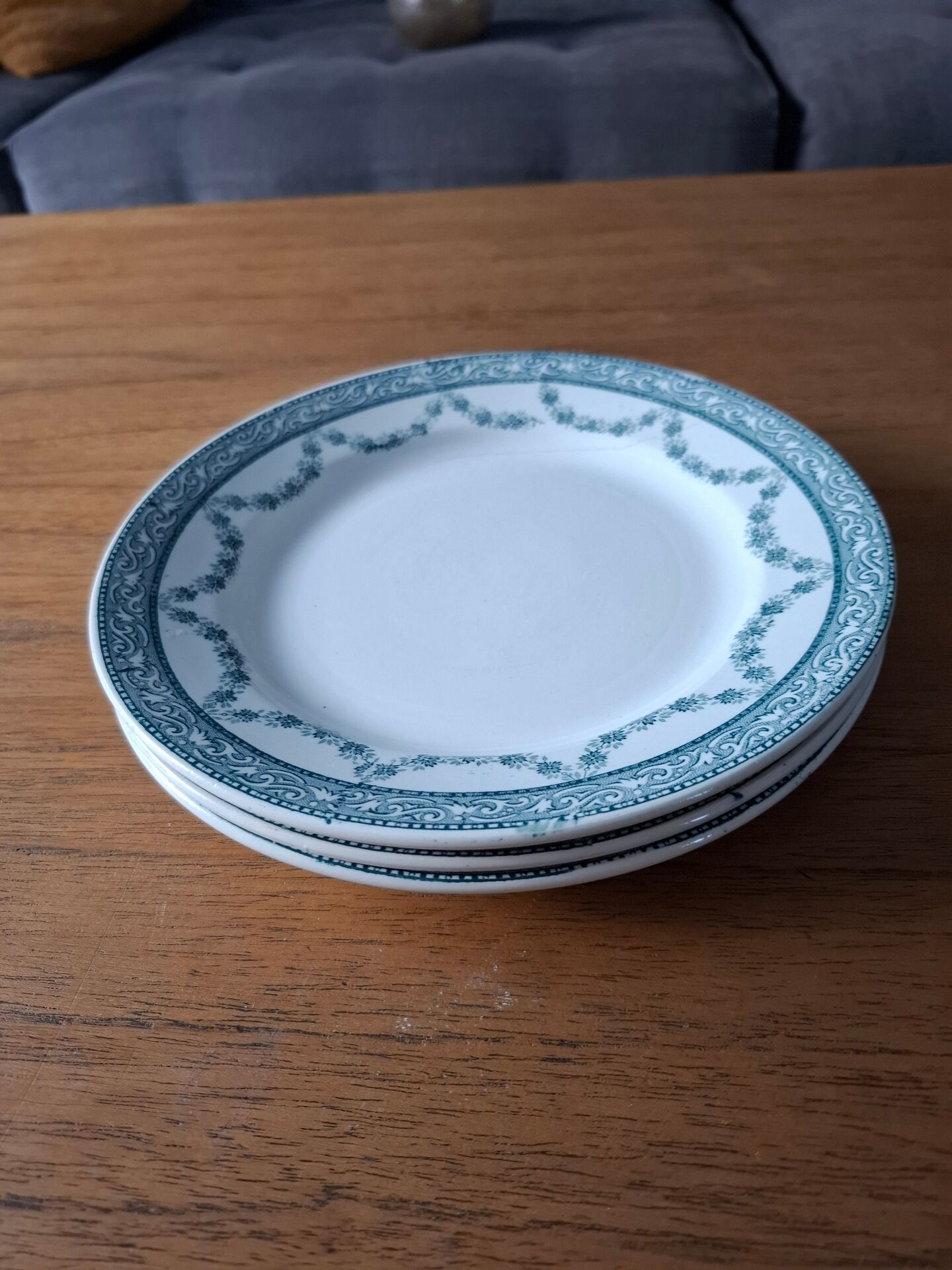 Set of 3 flat plates made of ironstone.