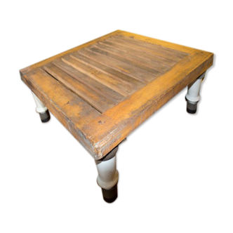 Industrial table with porcelain feet