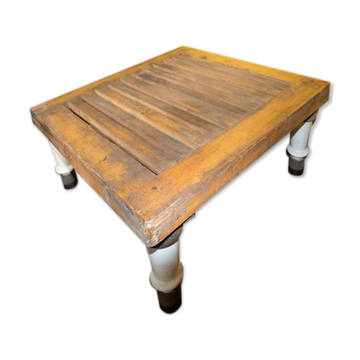Industrial table with porcelain legs