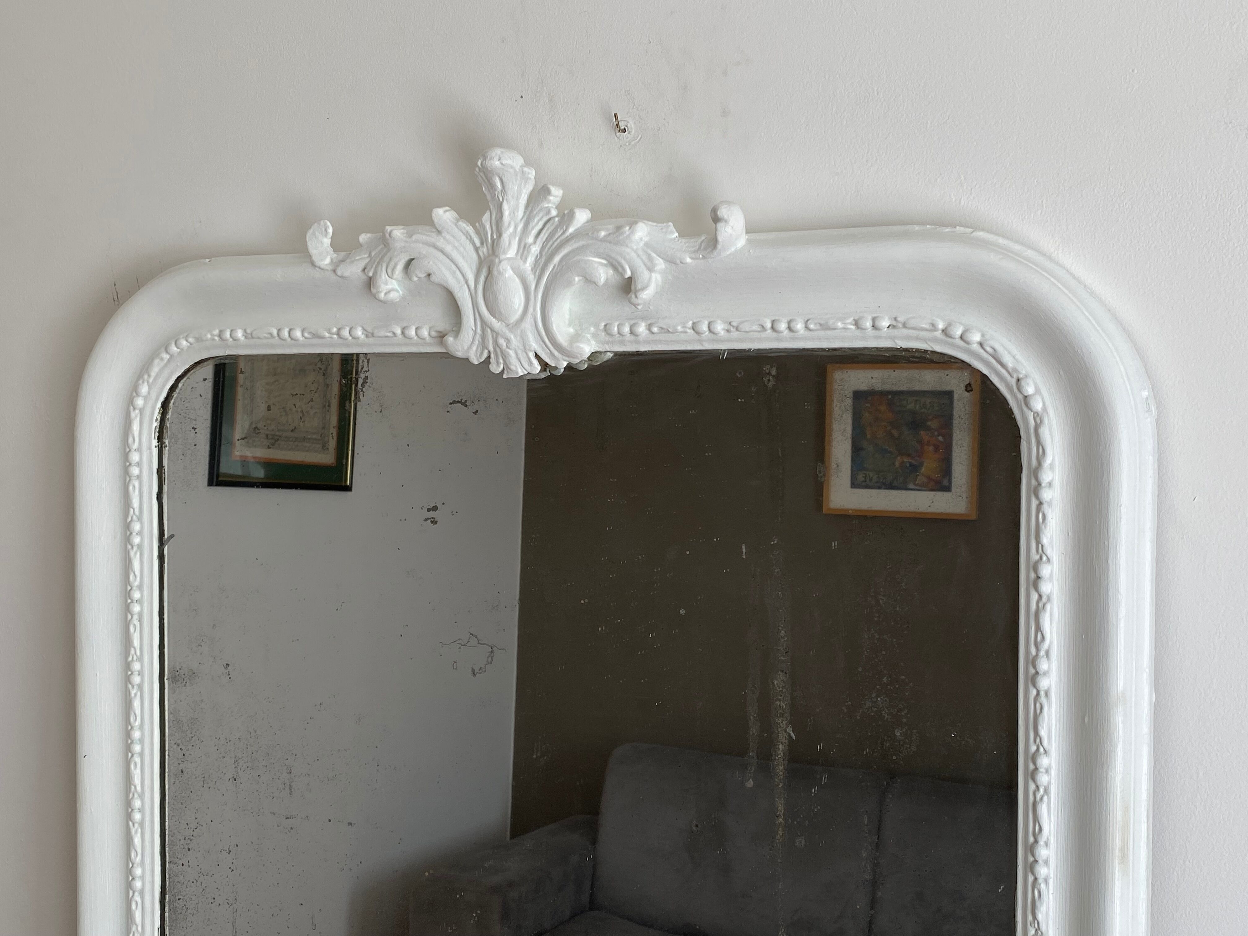 Mirror late 19th with decorated pediment. 115x88.