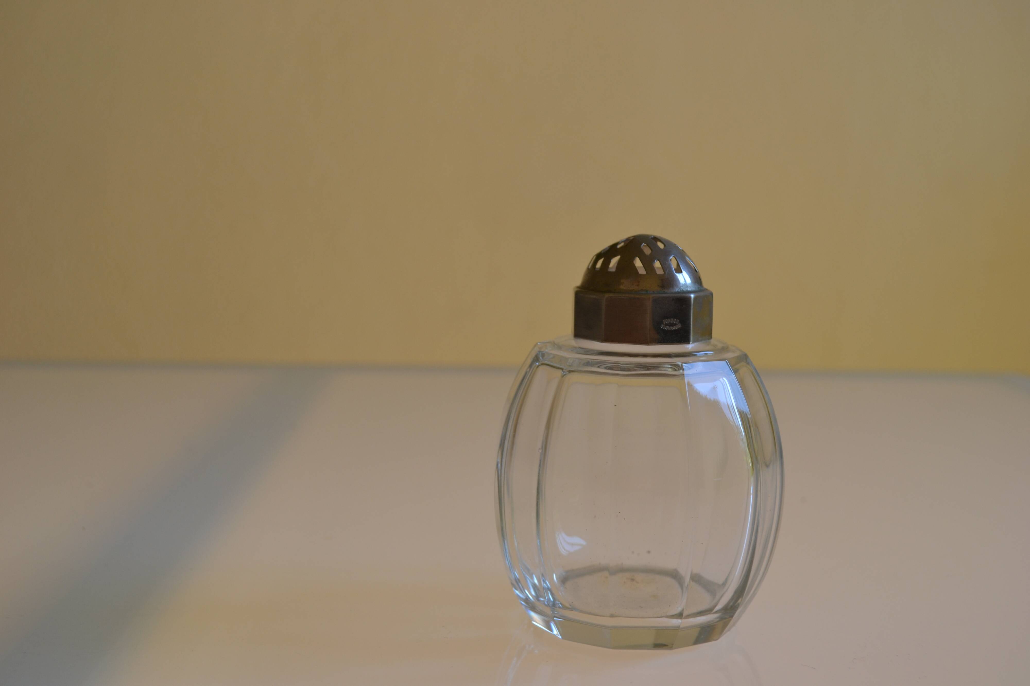 Sucrier Saupoudreuse Art Déco en verre de Tchécoslovaquie