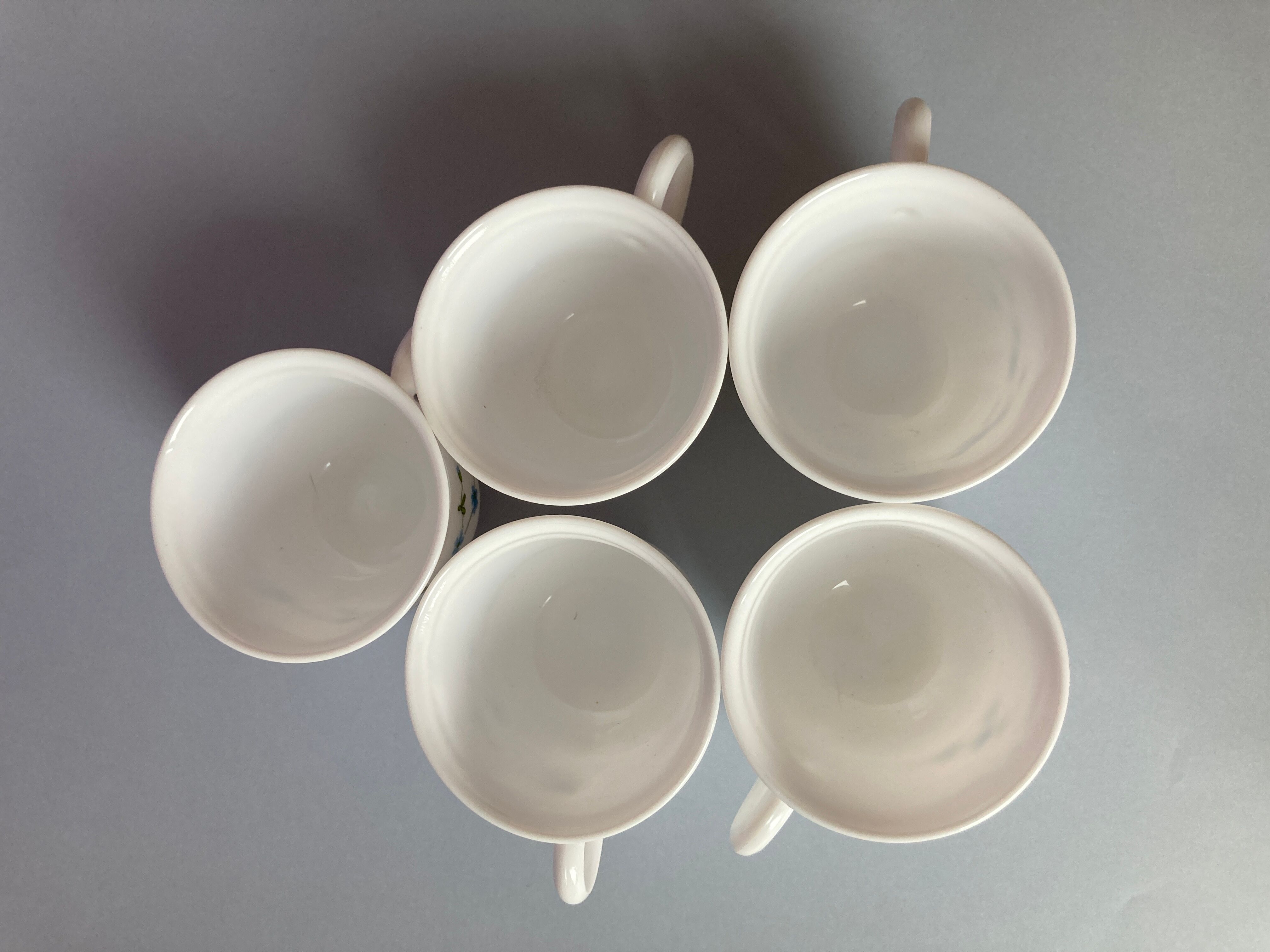 5 cups veronica tea with blue myosotis in white glass from arcopal-80s-retro-vintage