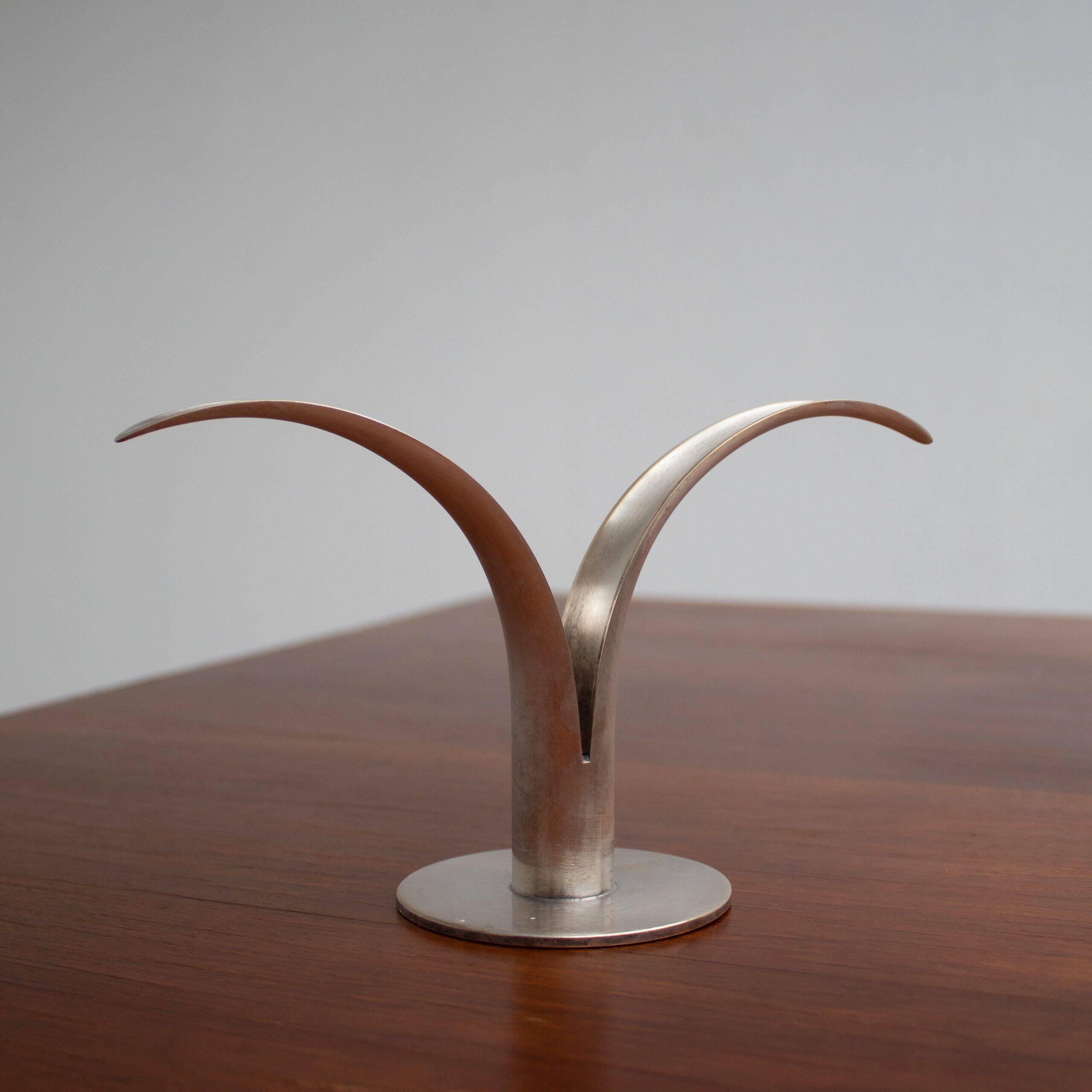 Ensemble de deux bougeoirs en métal argenté par Ystad-Metall, Suède.