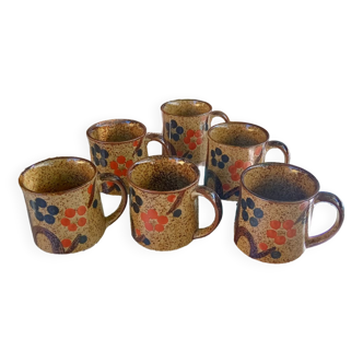 Six mugs en grès