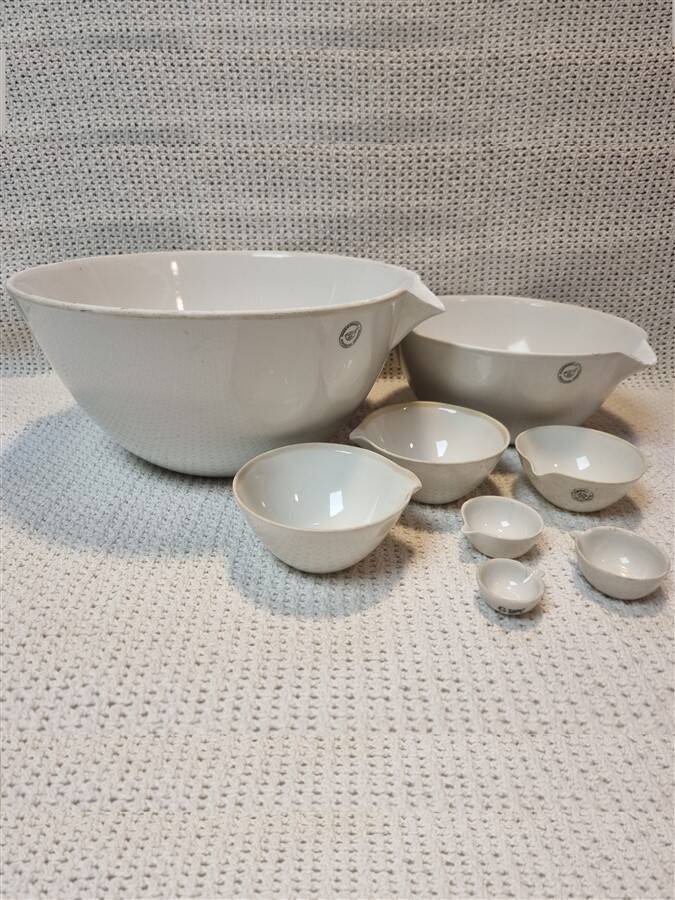 Set of 8 kitchen bowls