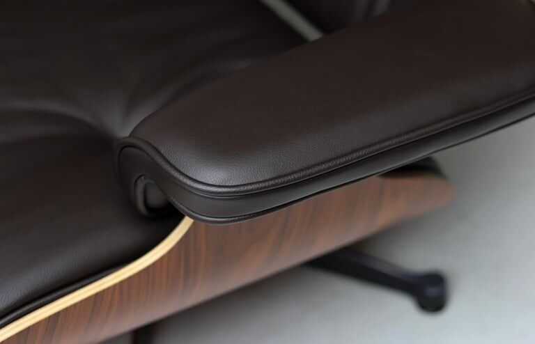 Fauteuil Eames XL et repose-pieds en palissandre de Santos avec cuir chocolat.