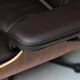 Fauteuil Eames XL et repose-pieds en palissandre de Santos avec cuir chocolat.