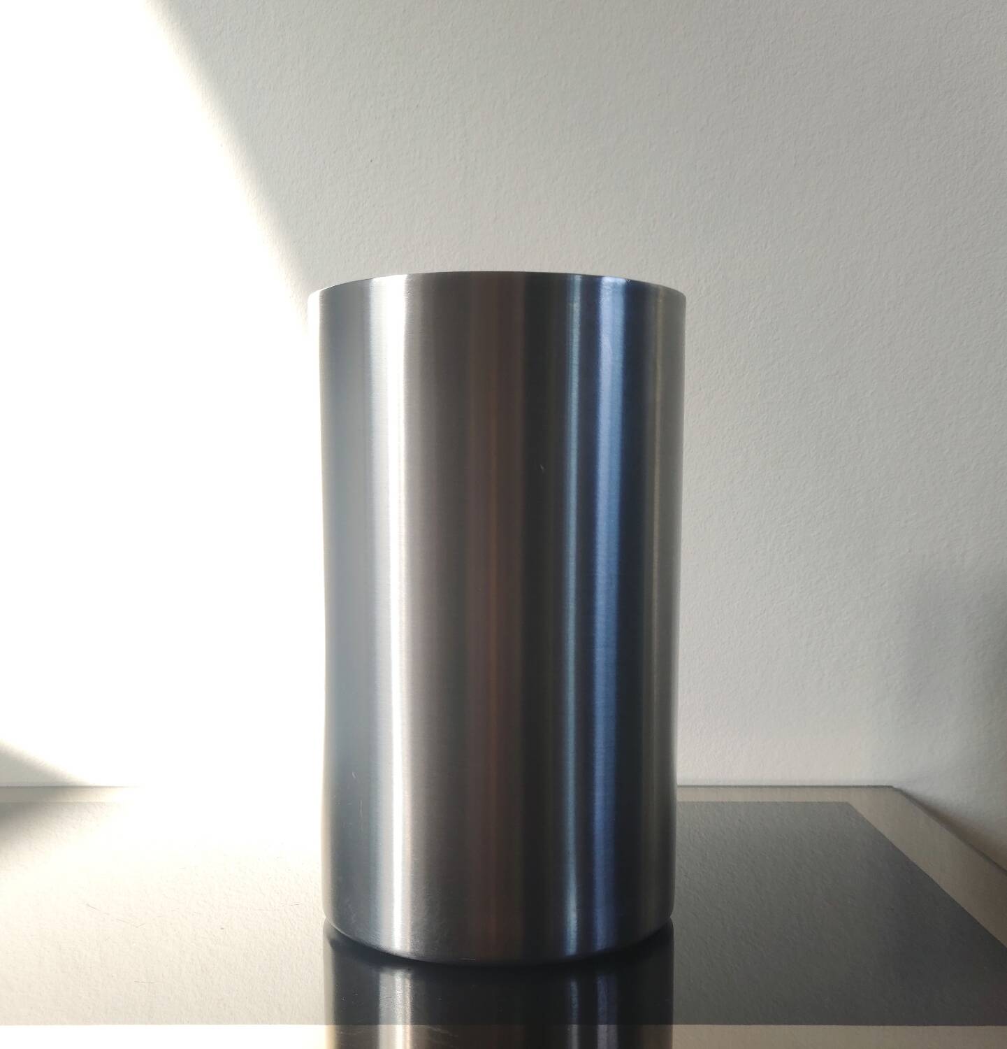 Brushed stainless steel wine cooler – Vintage sleek design