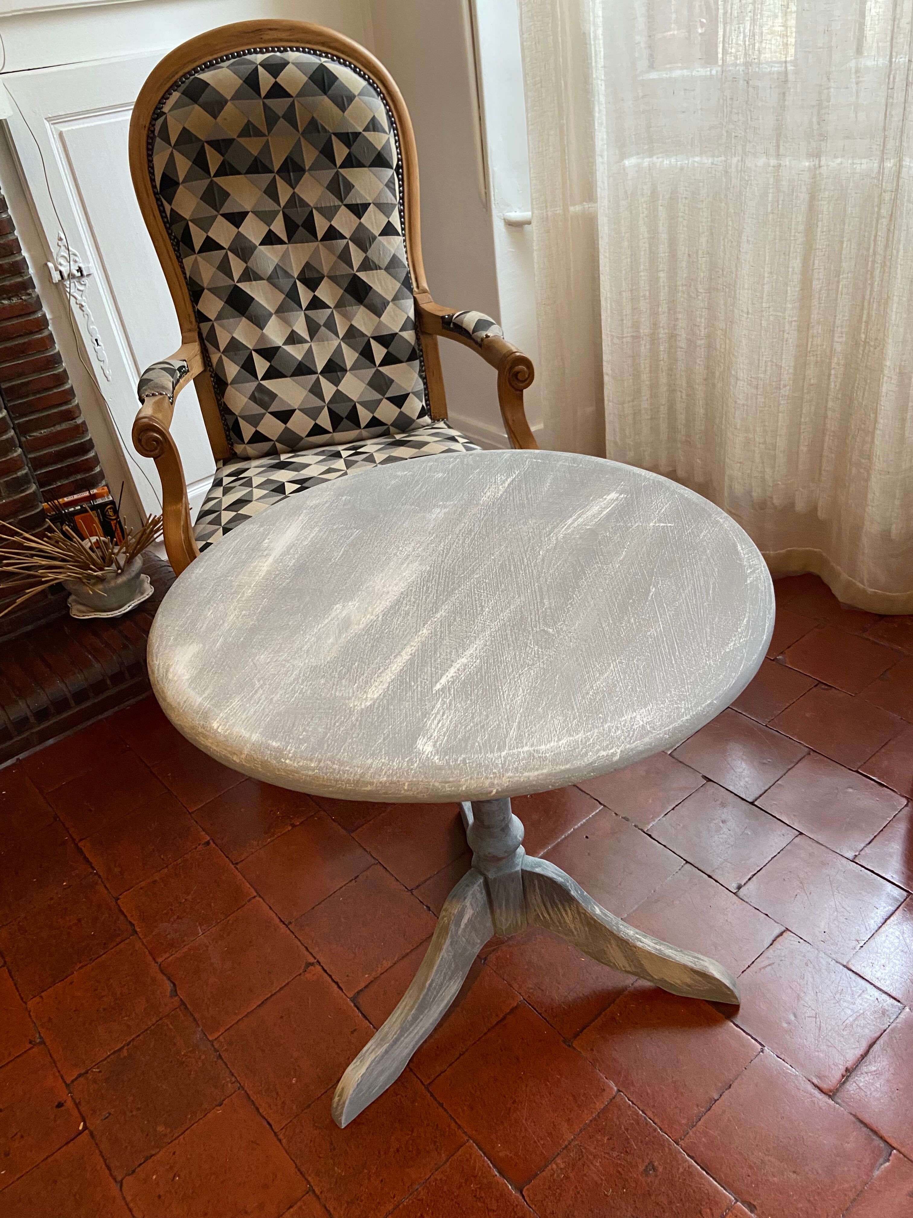 Patinated wooden pedestal table