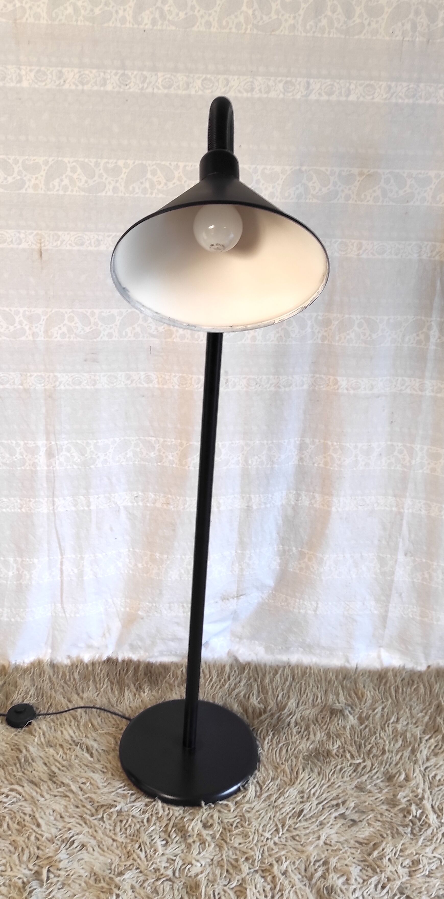 Articulated black metal floor lamp/e-reader – 70s/80s