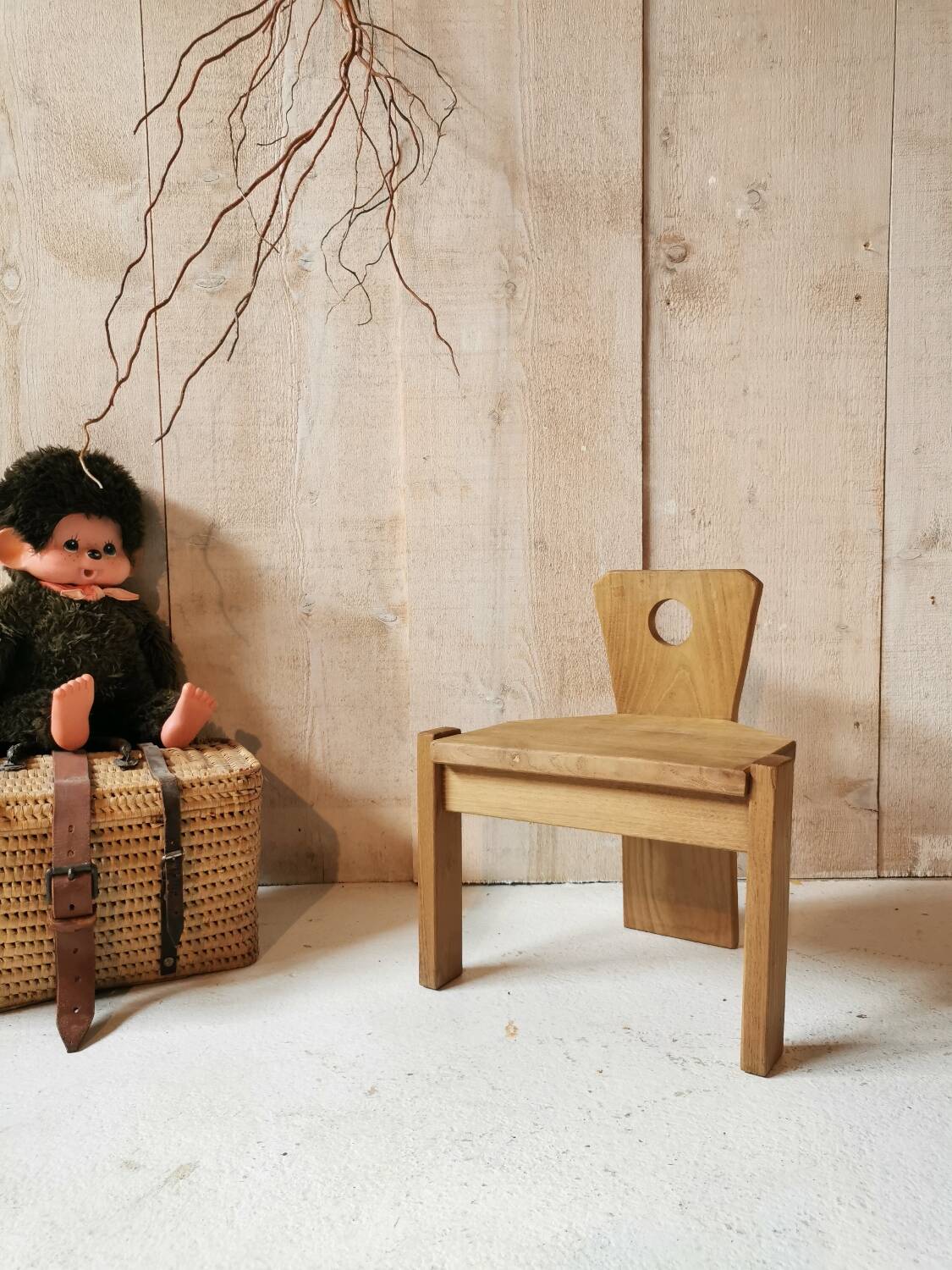 Tripod children's chair