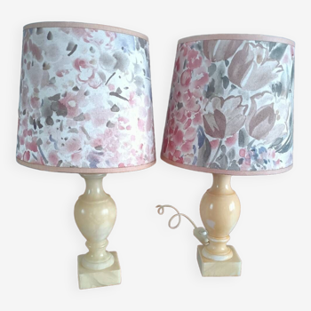 2 bedside lamps